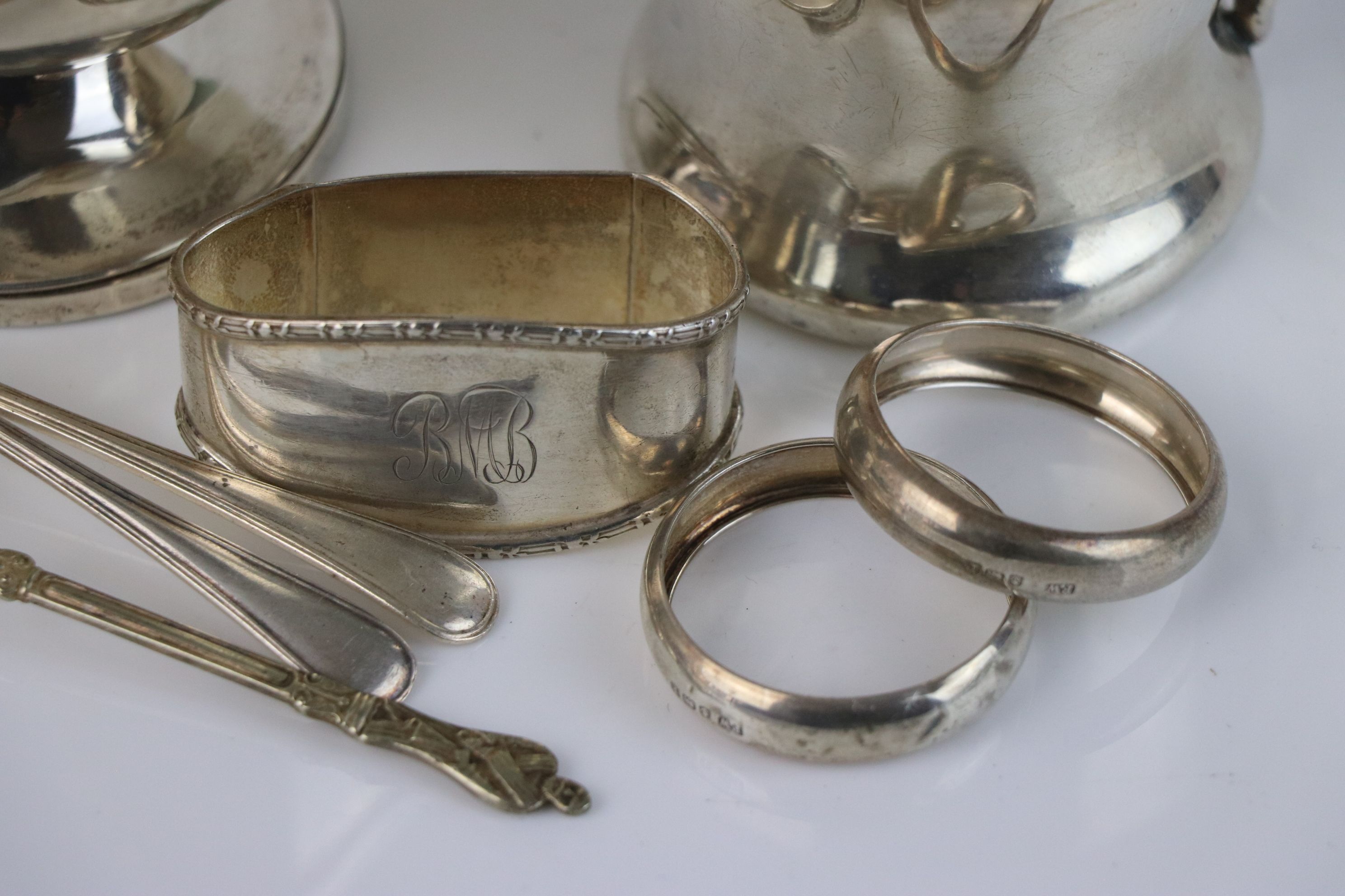 A collection of fully hallmarked sterling silver to include sugar bowl, cup, napkin rings and - Image 5 of 6