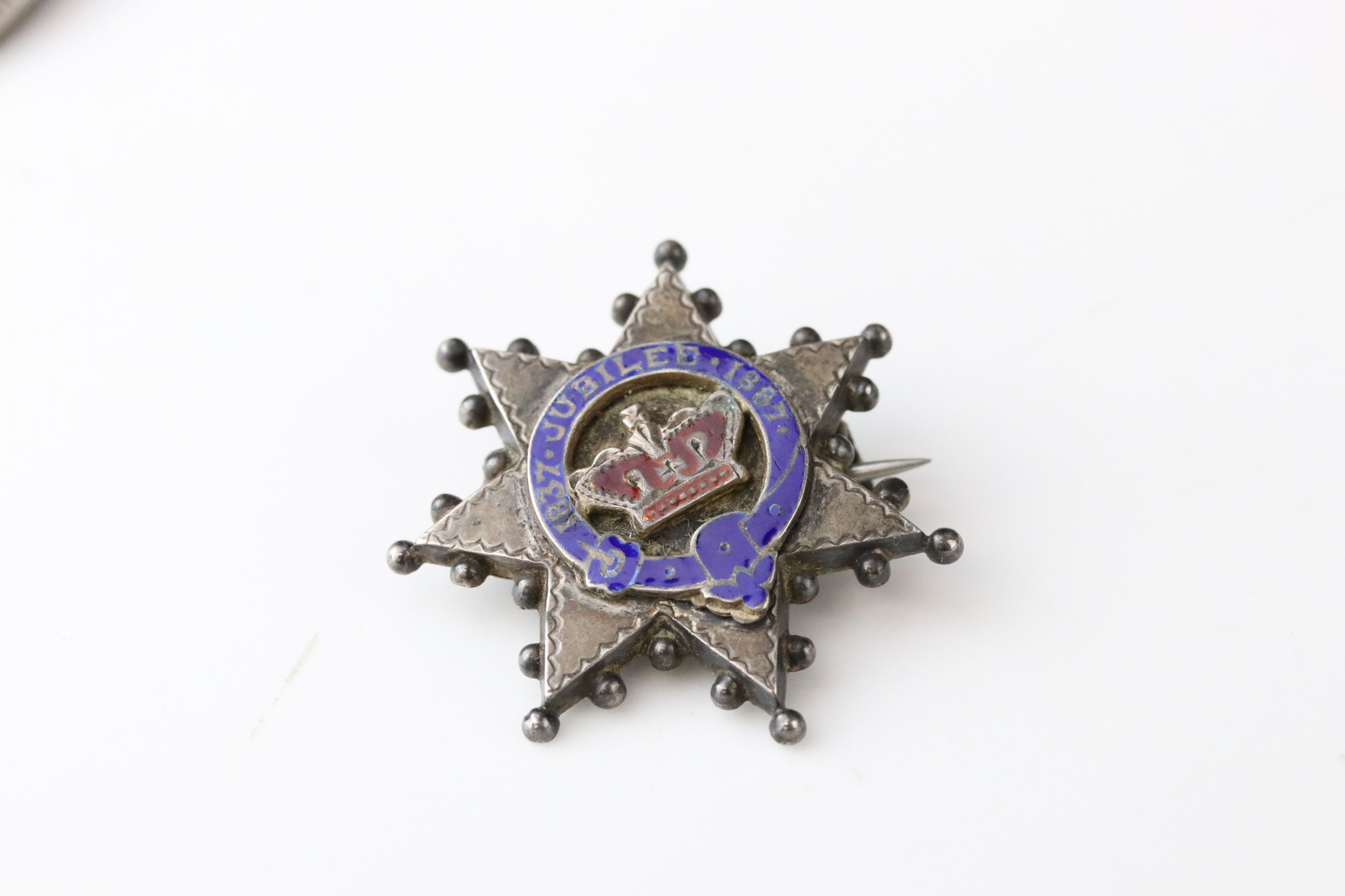 Collection of Victorian brooches to include yellow metal brooch, silver oval brooch with floral - Image 5 of 7