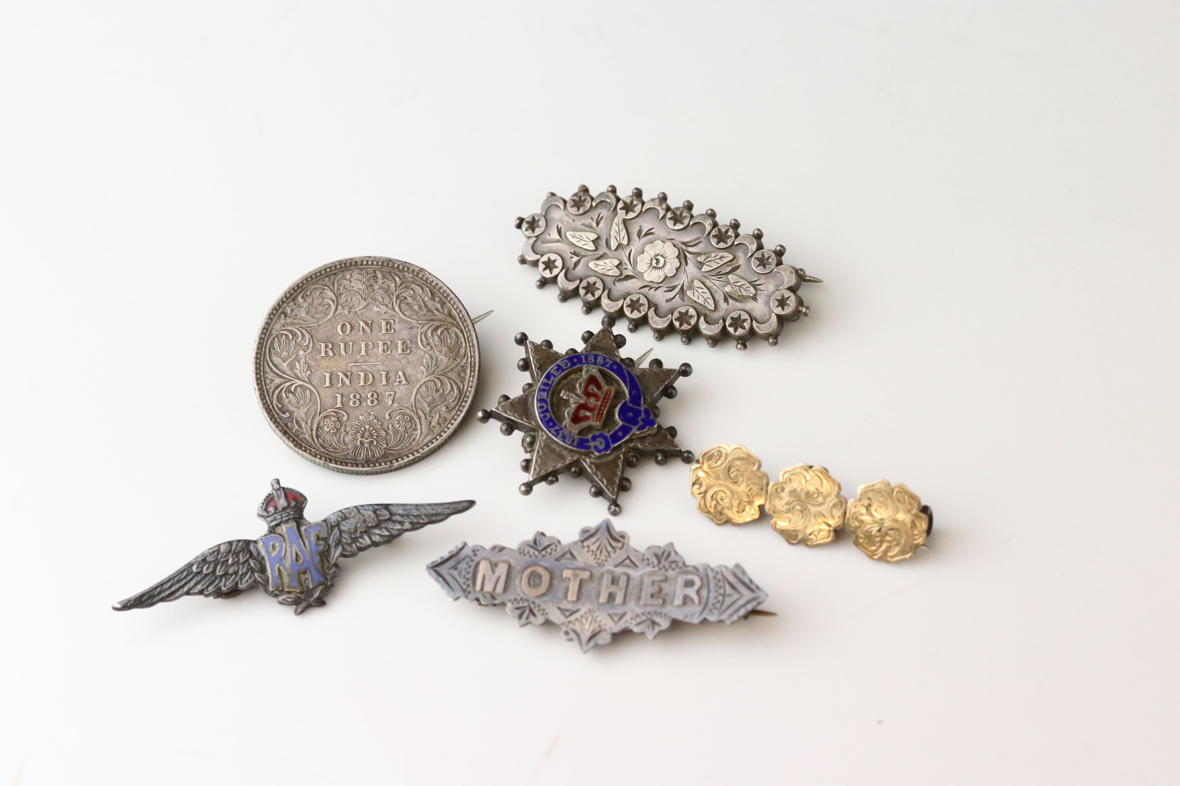 Collection of Victorian brooches to include yellow metal brooch, silver oval brooch with floral