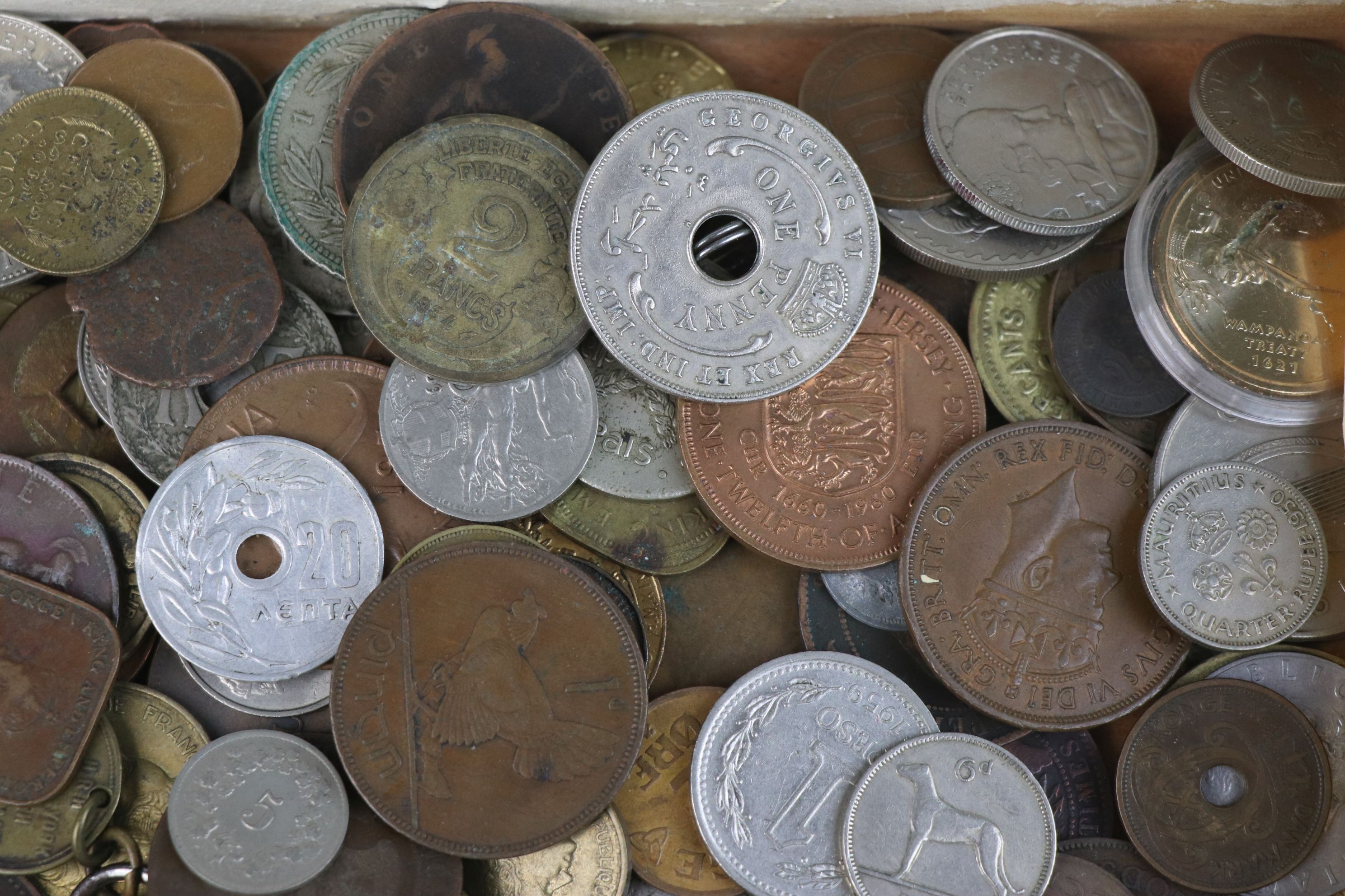 A collection of mixed 19th and 20th century British and world coins. - Image 5 of 7