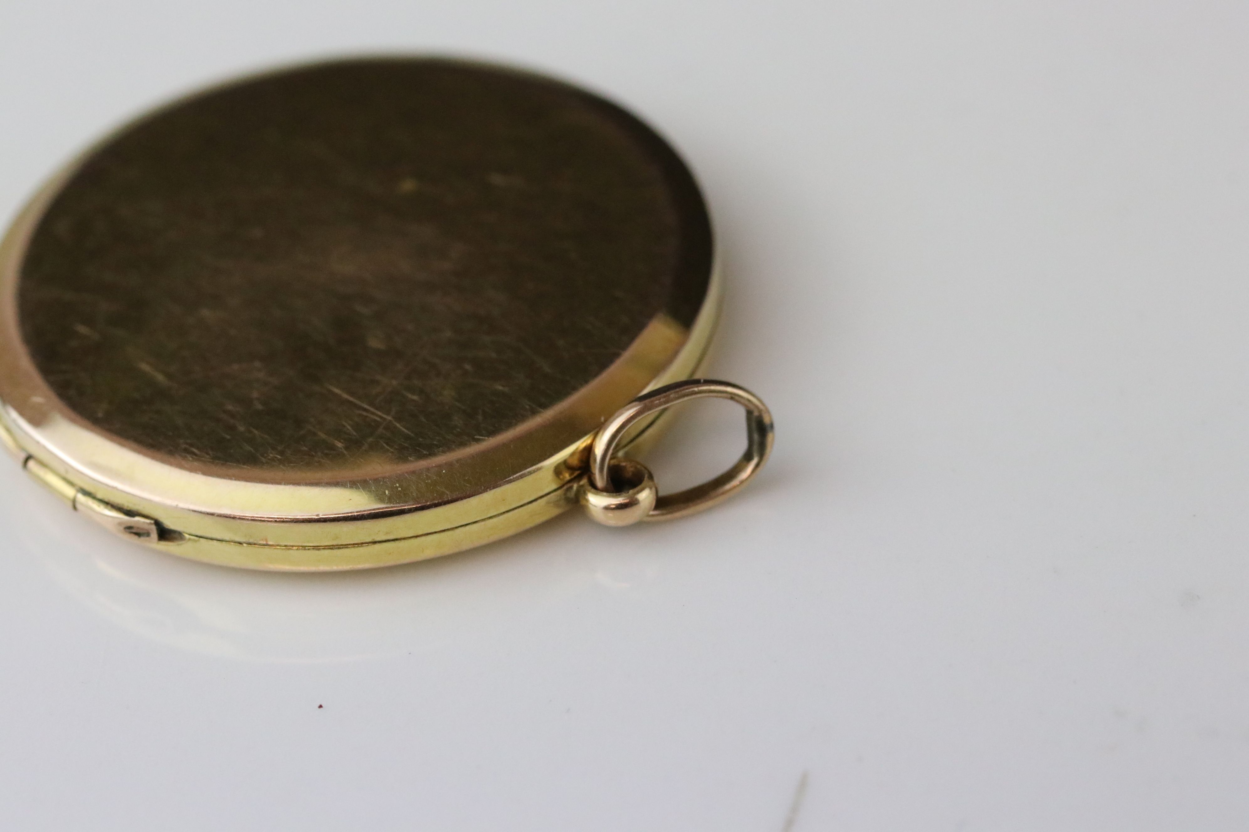 9ct gold circular locket, engraved monogram, diameter approx 3cm - Image 3 of 4