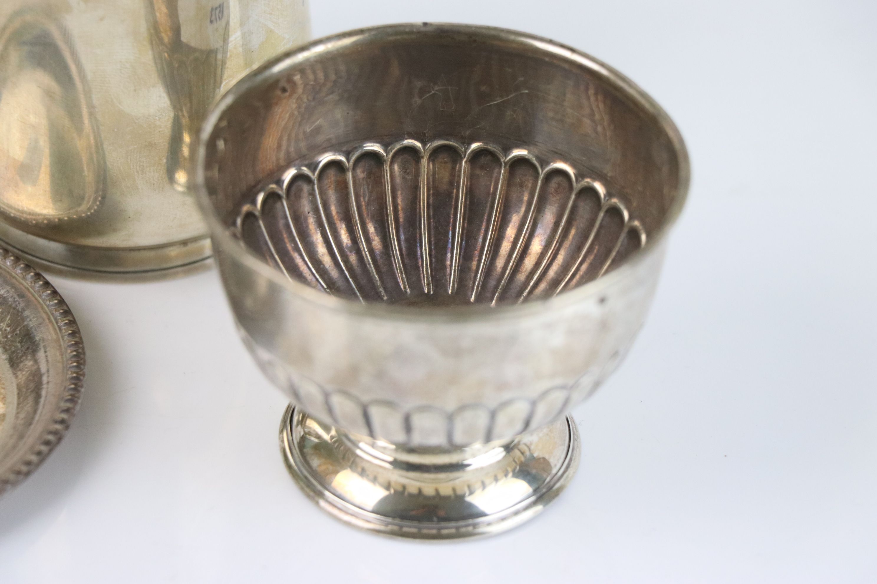 A collection of fully hallmarked sterling silver to include a pin dish, sugar bowl and a tankard, - Image 5 of 5