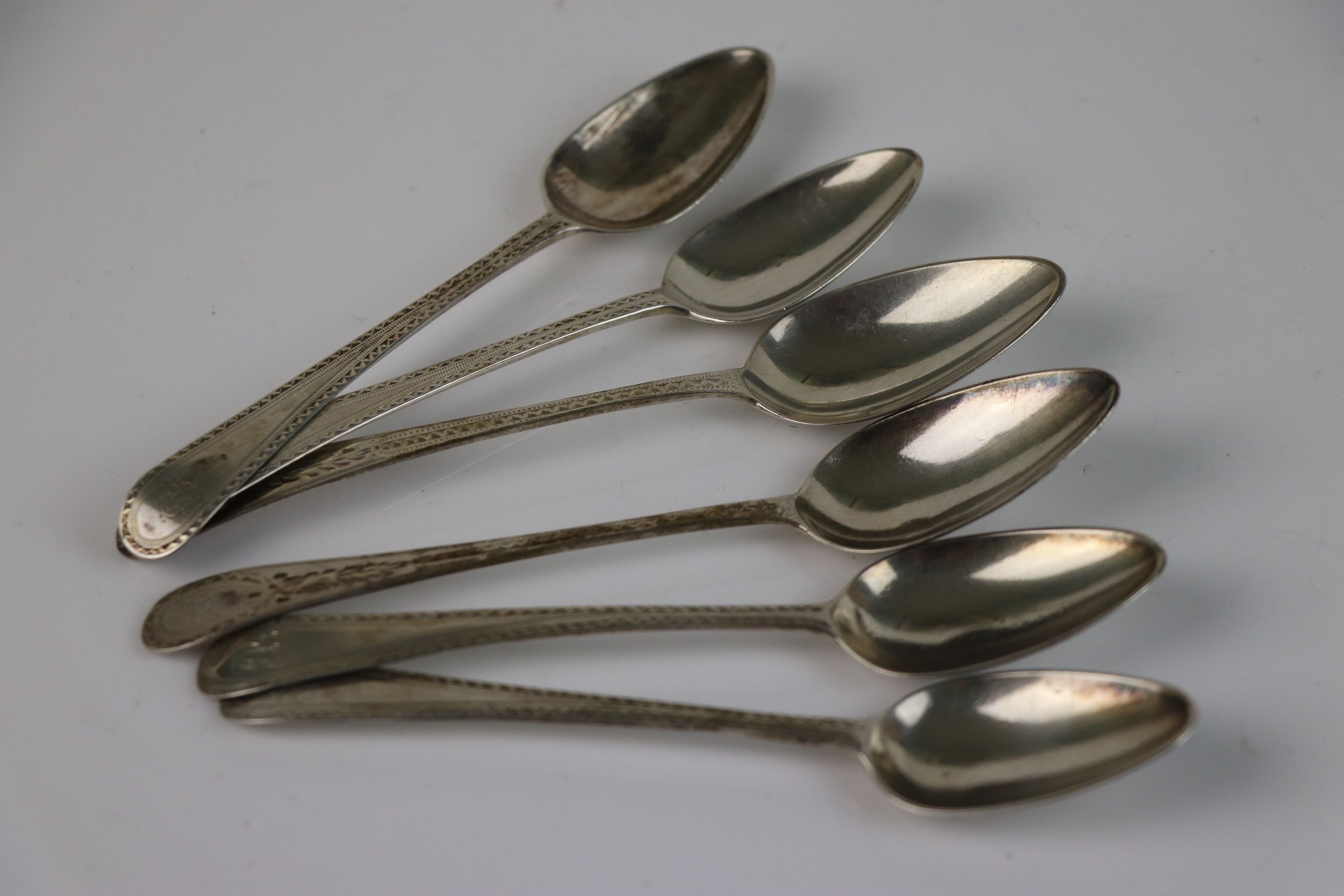 A set of six fully hallmarked sterling silver Georgian bright cut teaspoons, maker marked I.B. Assay - Image 4 of 4