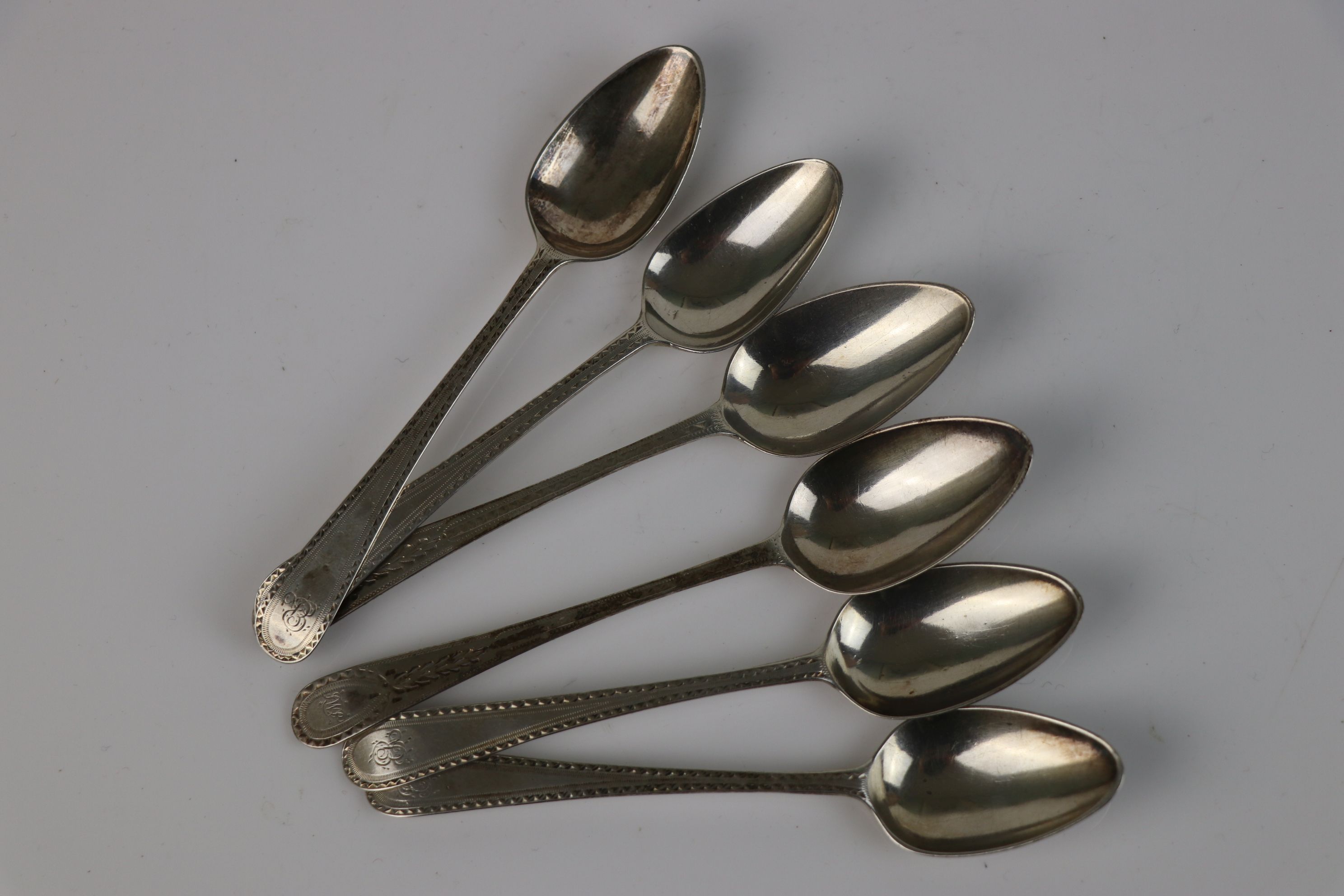 A set of six fully hallmarked sterling silver Georgian bright cut teaspoons, maker marked I.B. Assay - Image 3 of 4