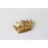 9ct yellow gold brooch modelled as a crown, dimensions approx 15mm x 25mm