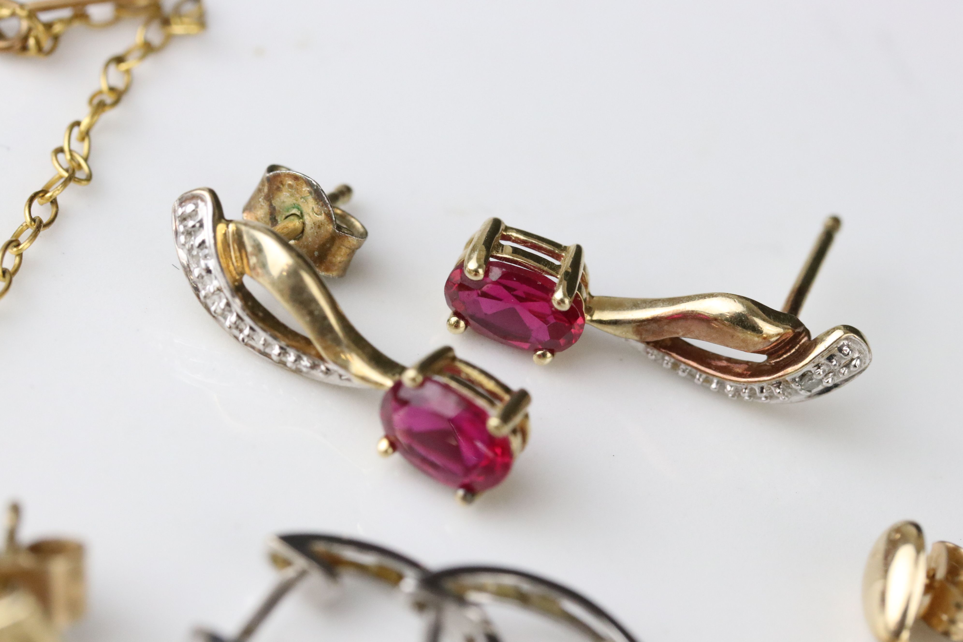 Four pairs of 9ct gold drop and stud earrings to include opals and rubies (4) - Image 5 of 5