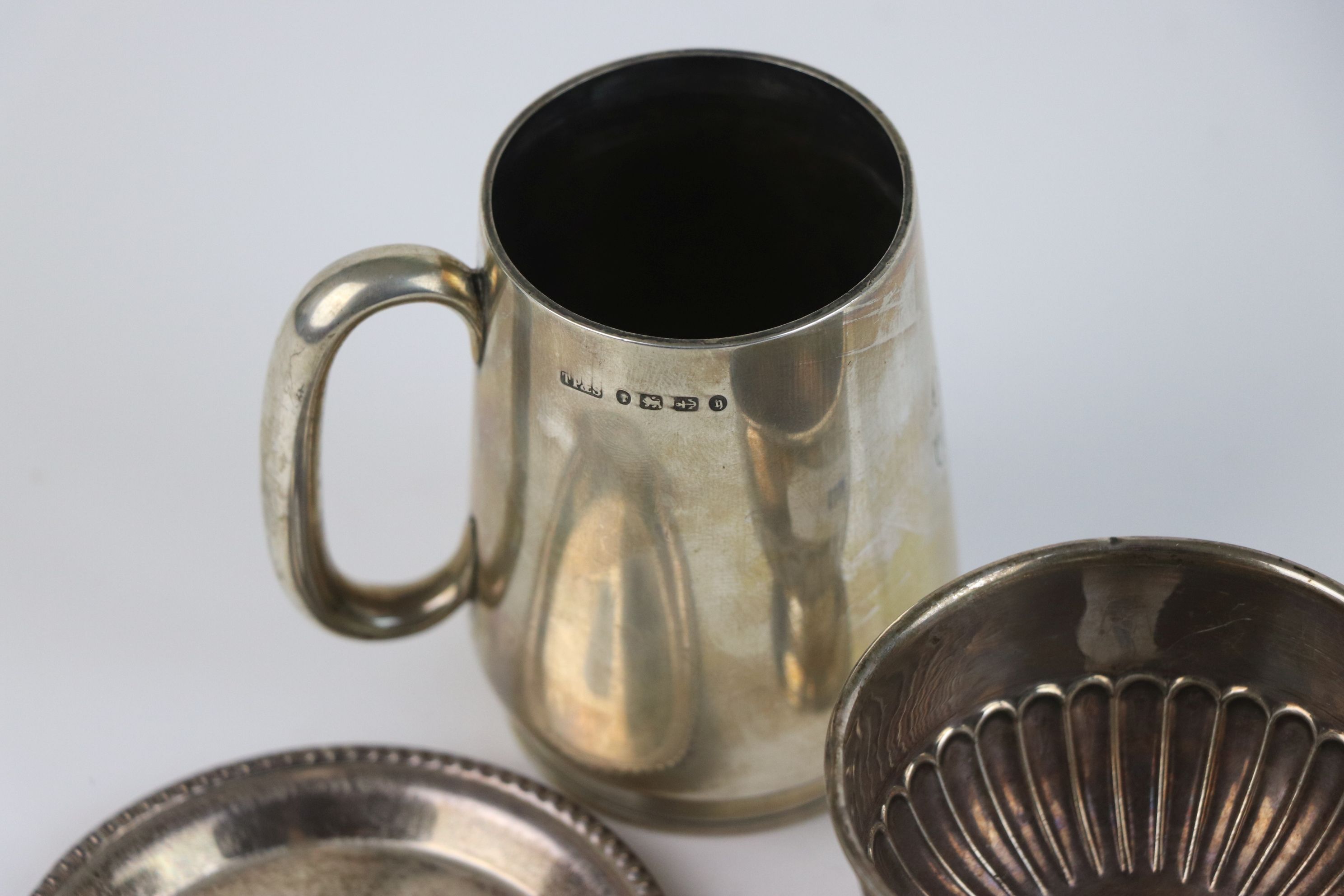 A collection of fully hallmarked sterling silver to include a pin dish, sugar bowl and a tankard, - Image 4 of 5