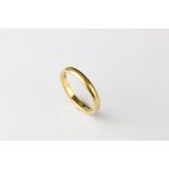 22ct yellow gold wedding band, width approx 2.5mm, ring size M