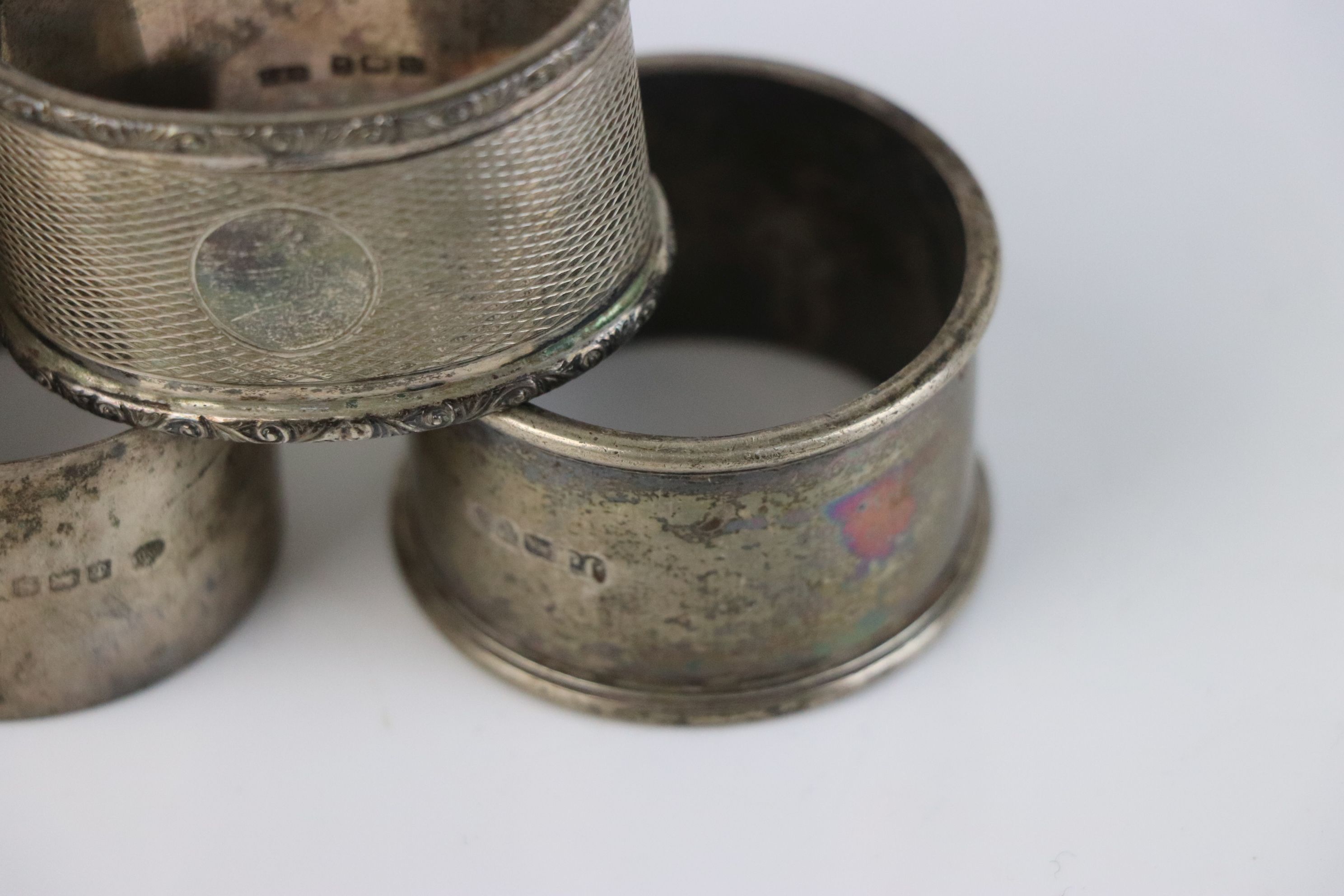 A group of five fully hallmarked sterling silver napkin rings, various makers and assay marks. - Image 7 of 8