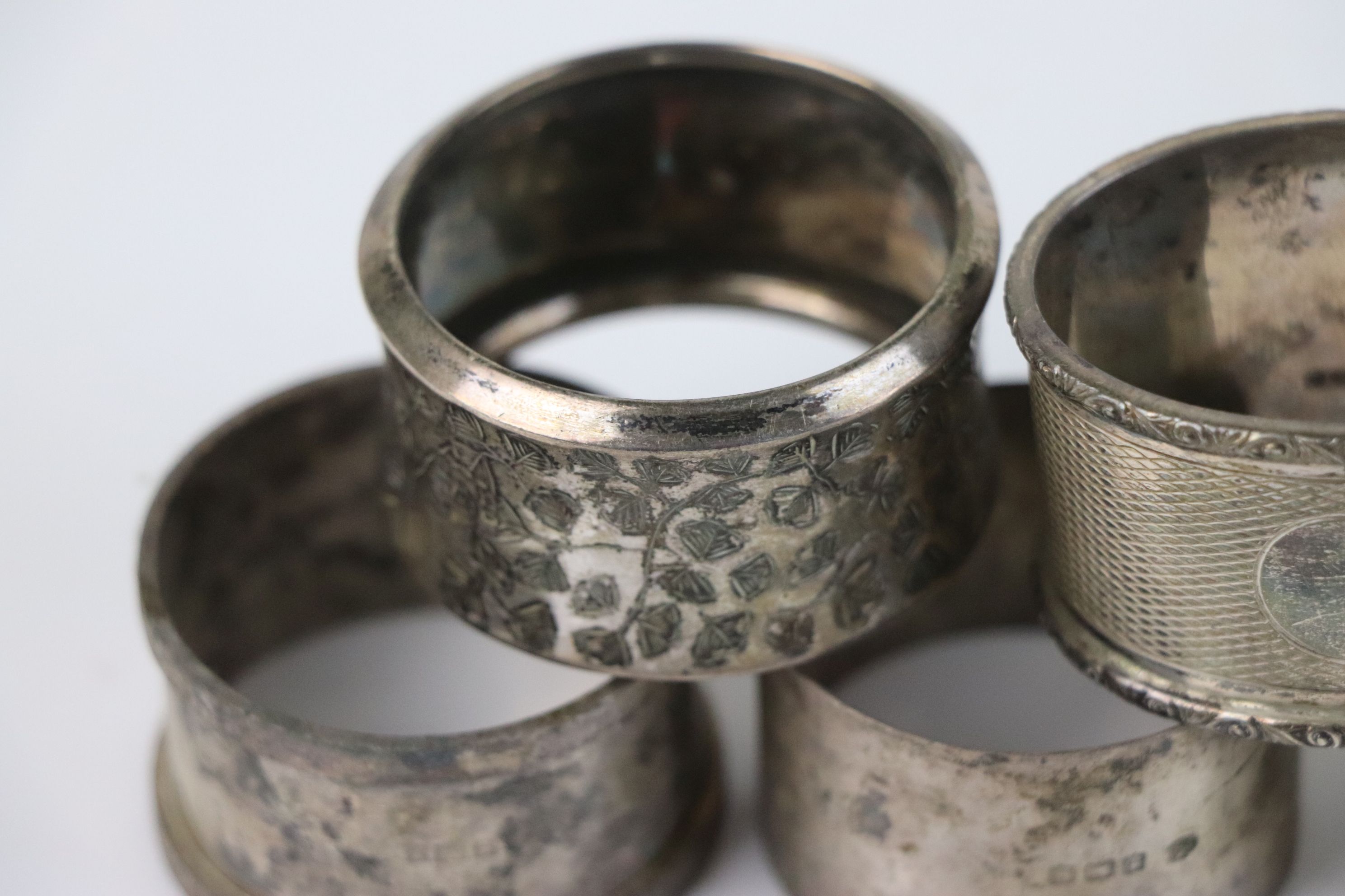 A group of five fully hallmarked sterling silver napkin rings, various makers and assay marks. - Image 4 of 8