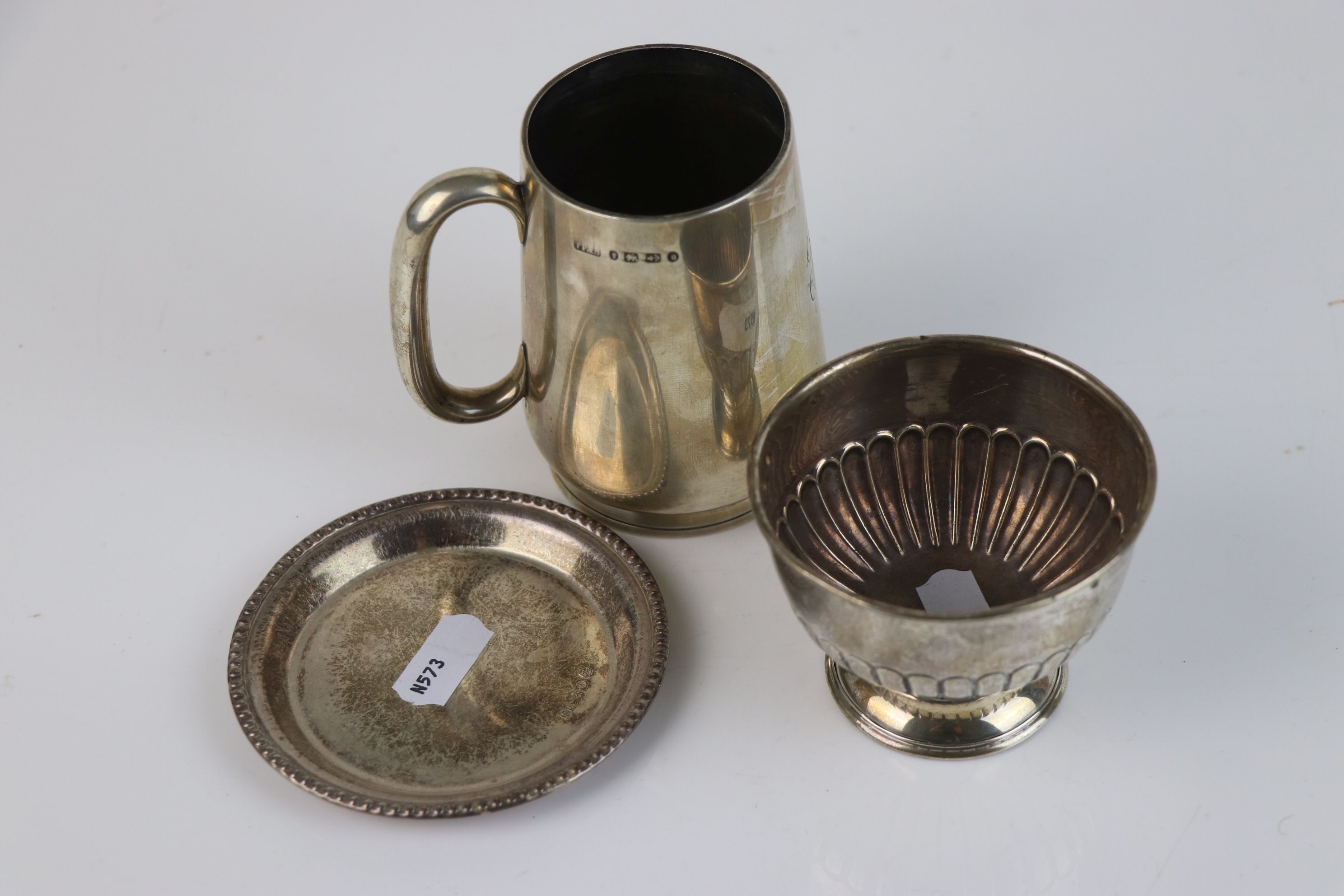 A collection of fully hallmarked sterling silver to include a pin dish, sugar bowl and a tankard,