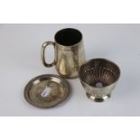 A collection of fully hallmarked sterling silver to include a pin dish, sugar bowl and a tankard,