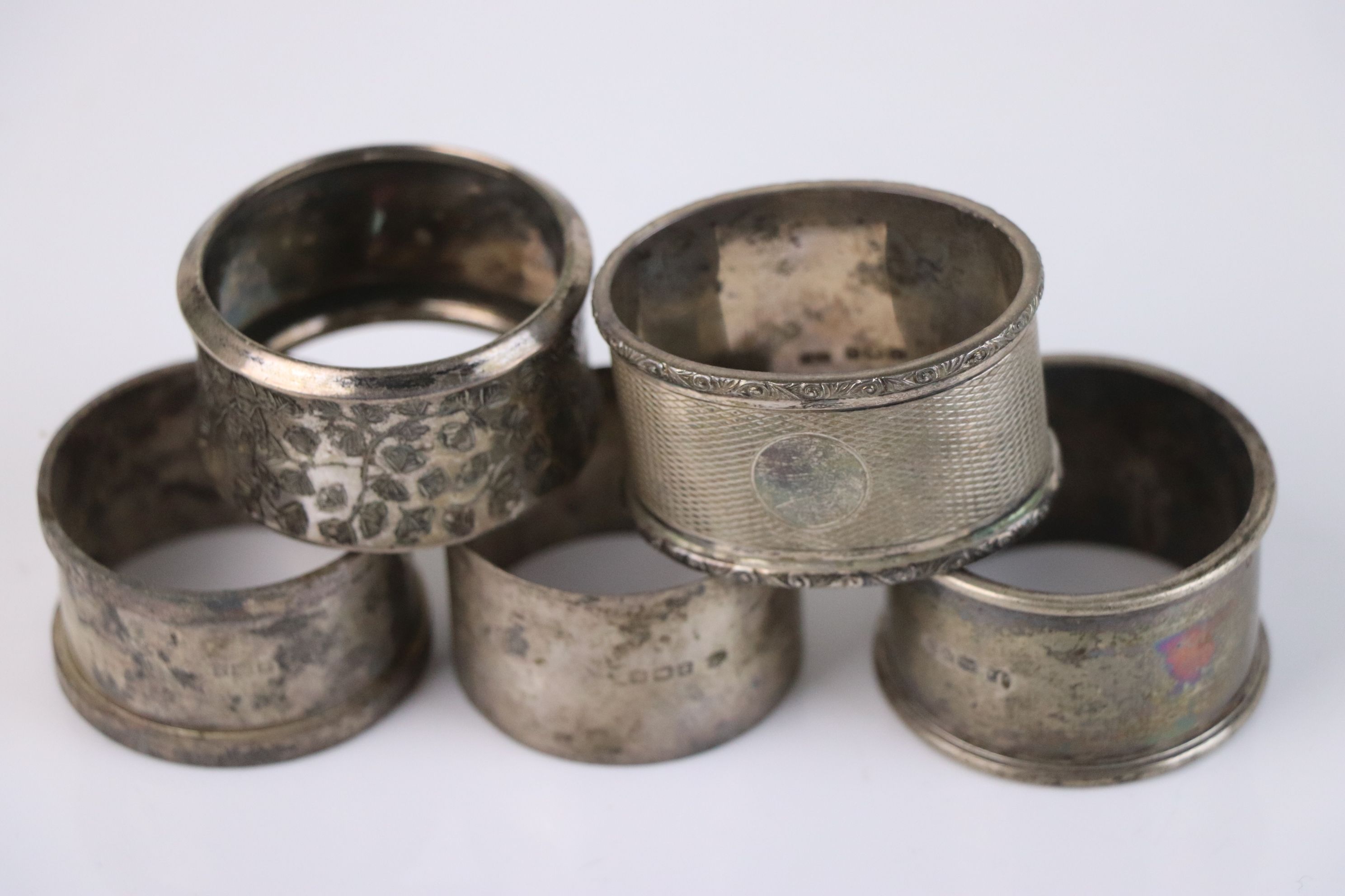 A group of five fully hallmarked sterling silver napkin rings, various makers and assay marks. - Image 2 of 8