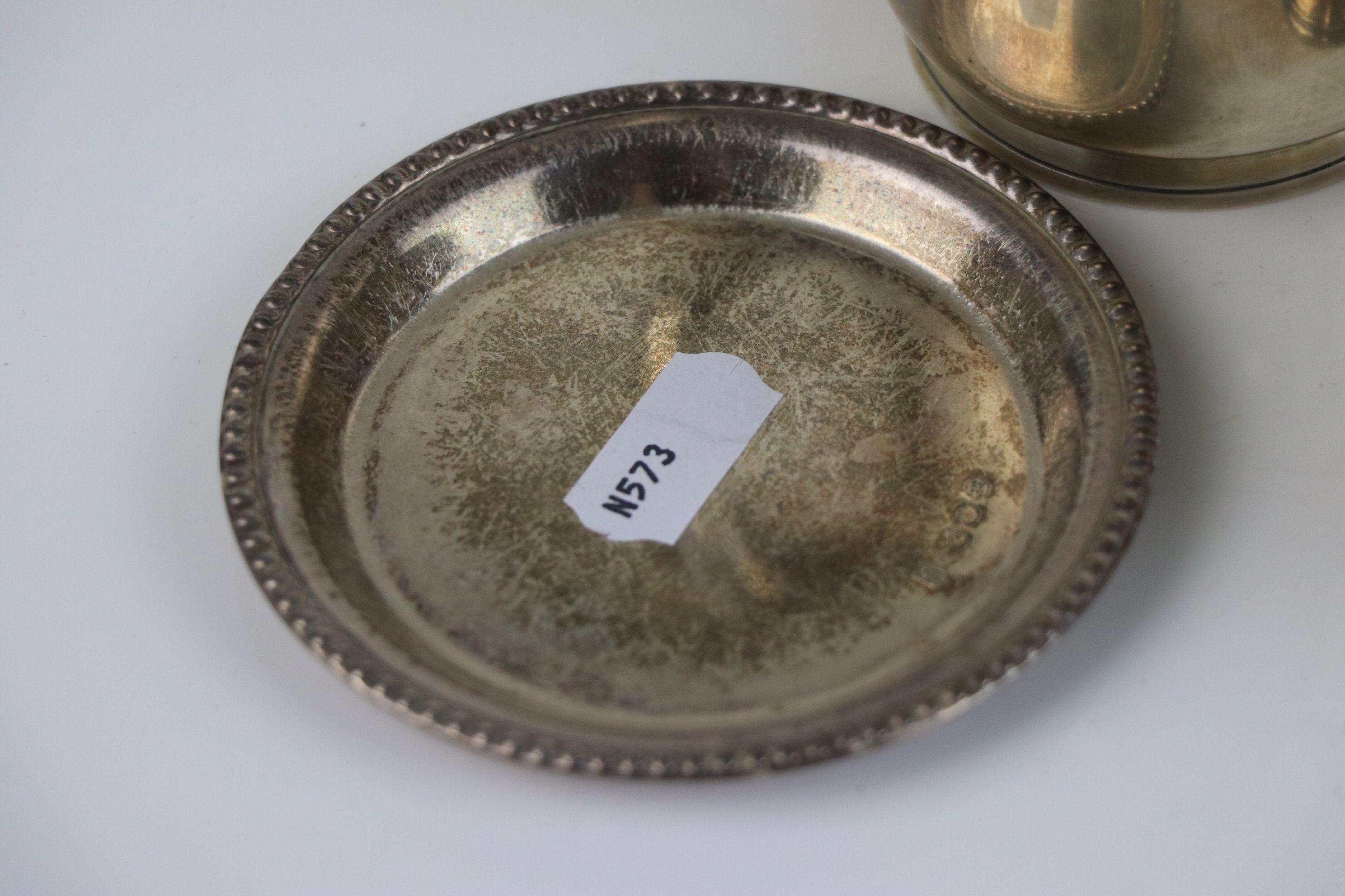 A collection of fully hallmarked sterling silver to include a pin dish, sugar bowl and a tankard, - Image 3 of 5