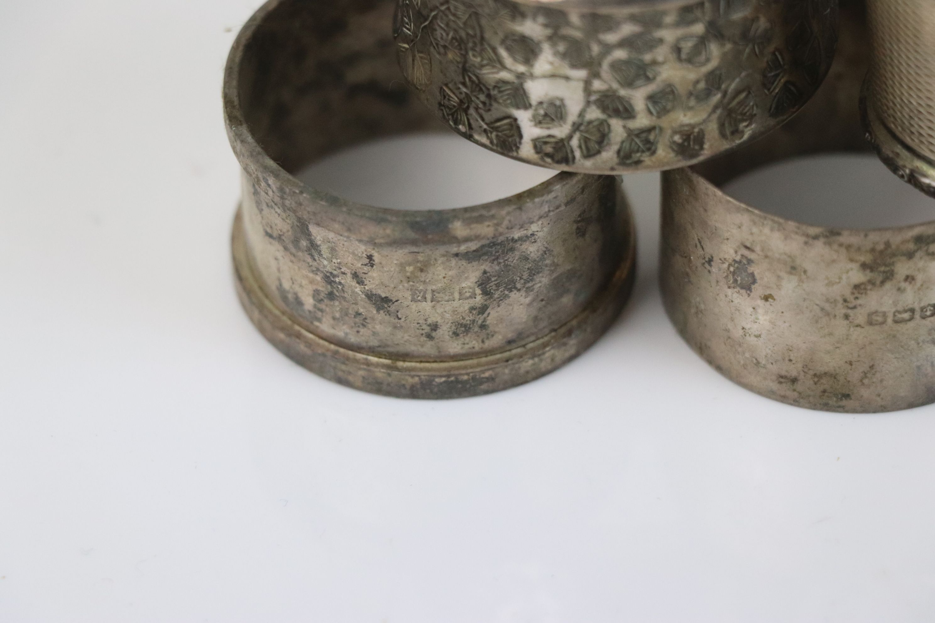 A group of five fully hallmarked sterling silver napkin rings, various makers and assay marks. - Image 5 of 8