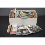 A large collection of mainly 20th century postcards.