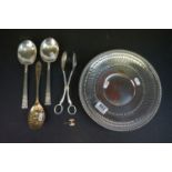 A small quantity of silver plated items to include a berry spoon, salad tongs and a pair of