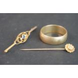 A collection of hallmarked 9ct gold jewellery to include a wedding ring, brooch and cravat pin.