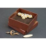 A collection of vintage 9ct gold brooches to include a Baby brooch and a moonstone example.