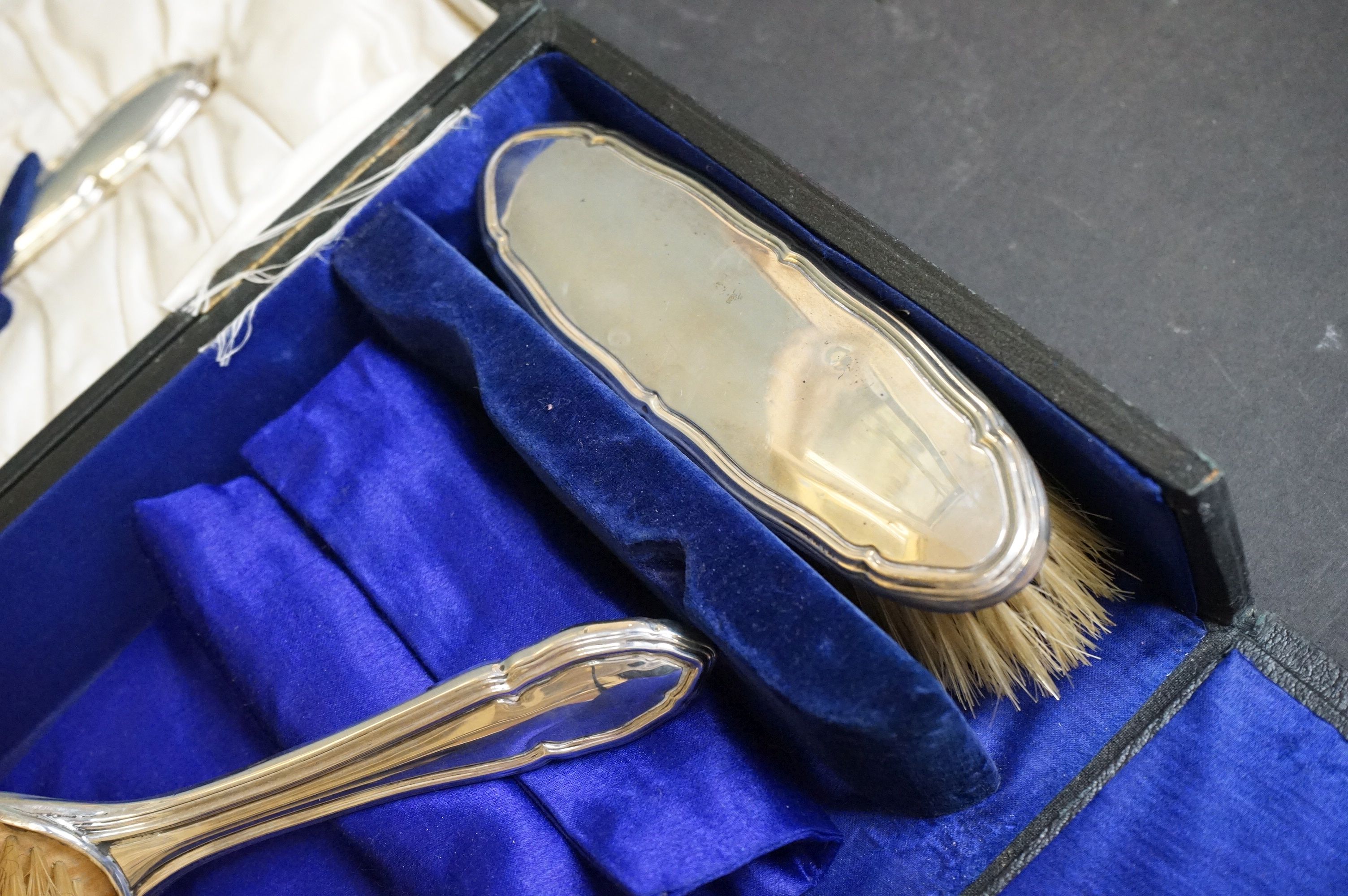 A Gorham Manufacturing Co sterling silver vanity brush & mirror set in original fitted box - Image 6 of 9