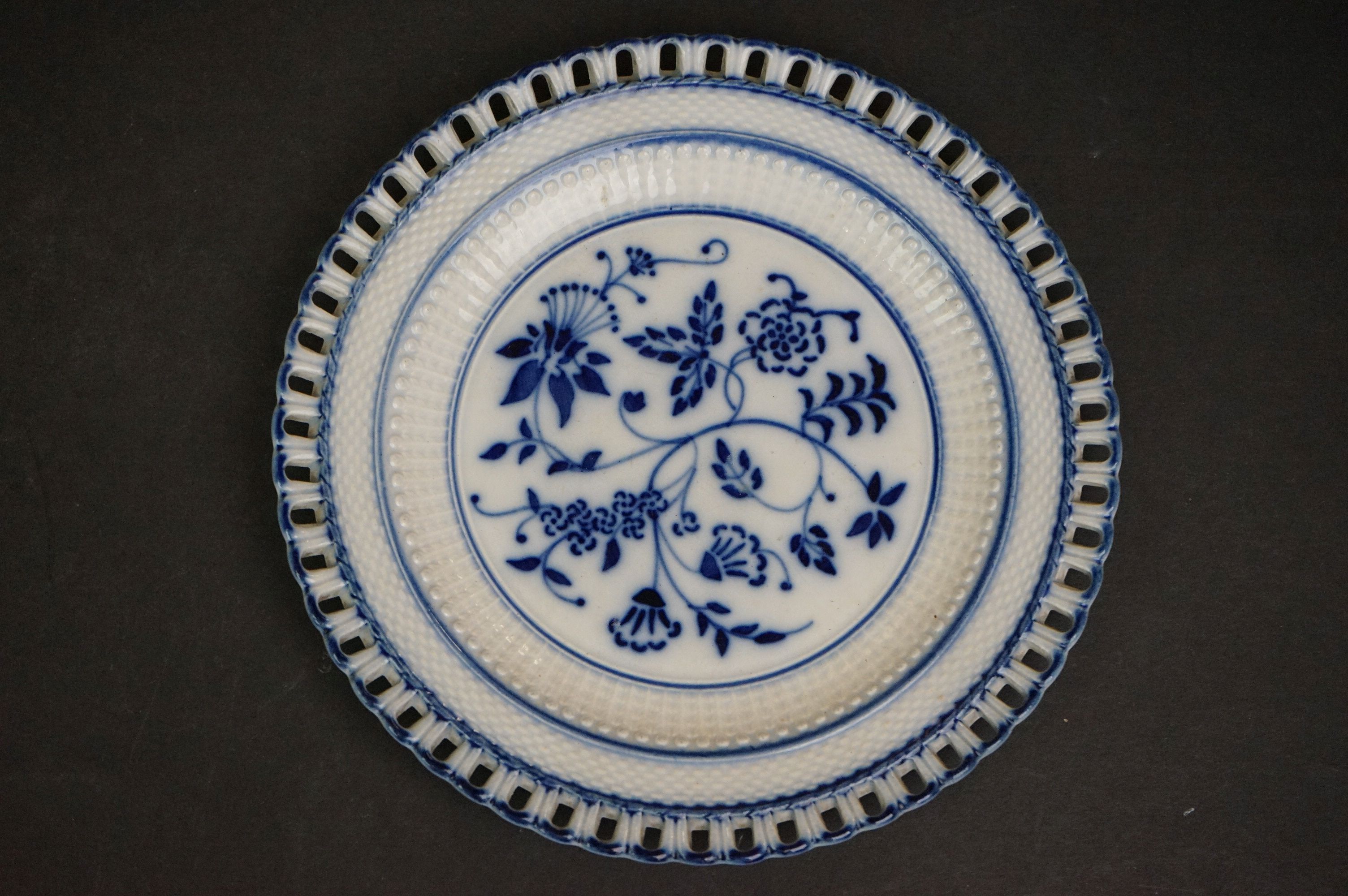 Set of Six Waechtersbach Basketweave Ribbon Plates with blue and white onion style pattern - Image 2 of 4