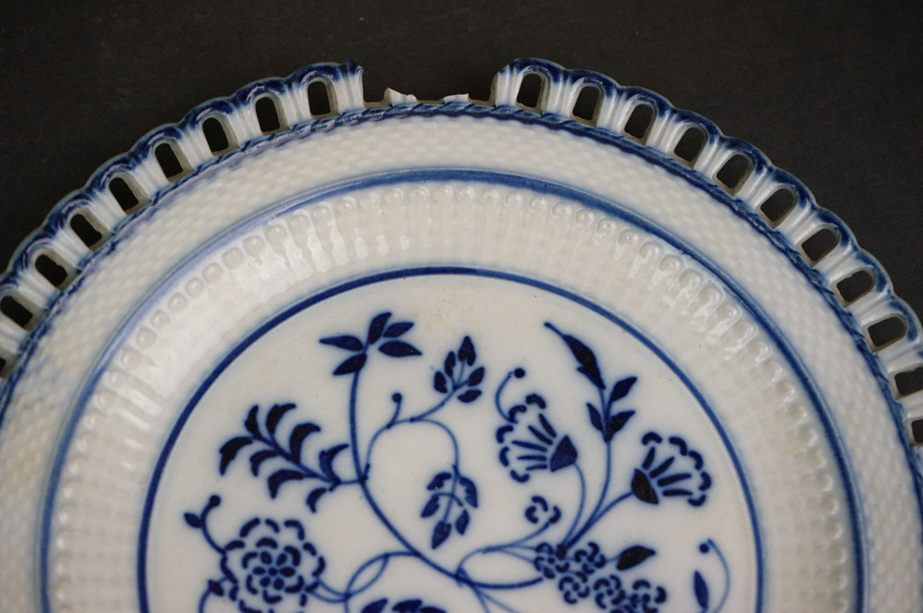Set of Six Waechtersbach Basketweave Ribbon Plates with blue and white onion style pattern - Image 4 of 4