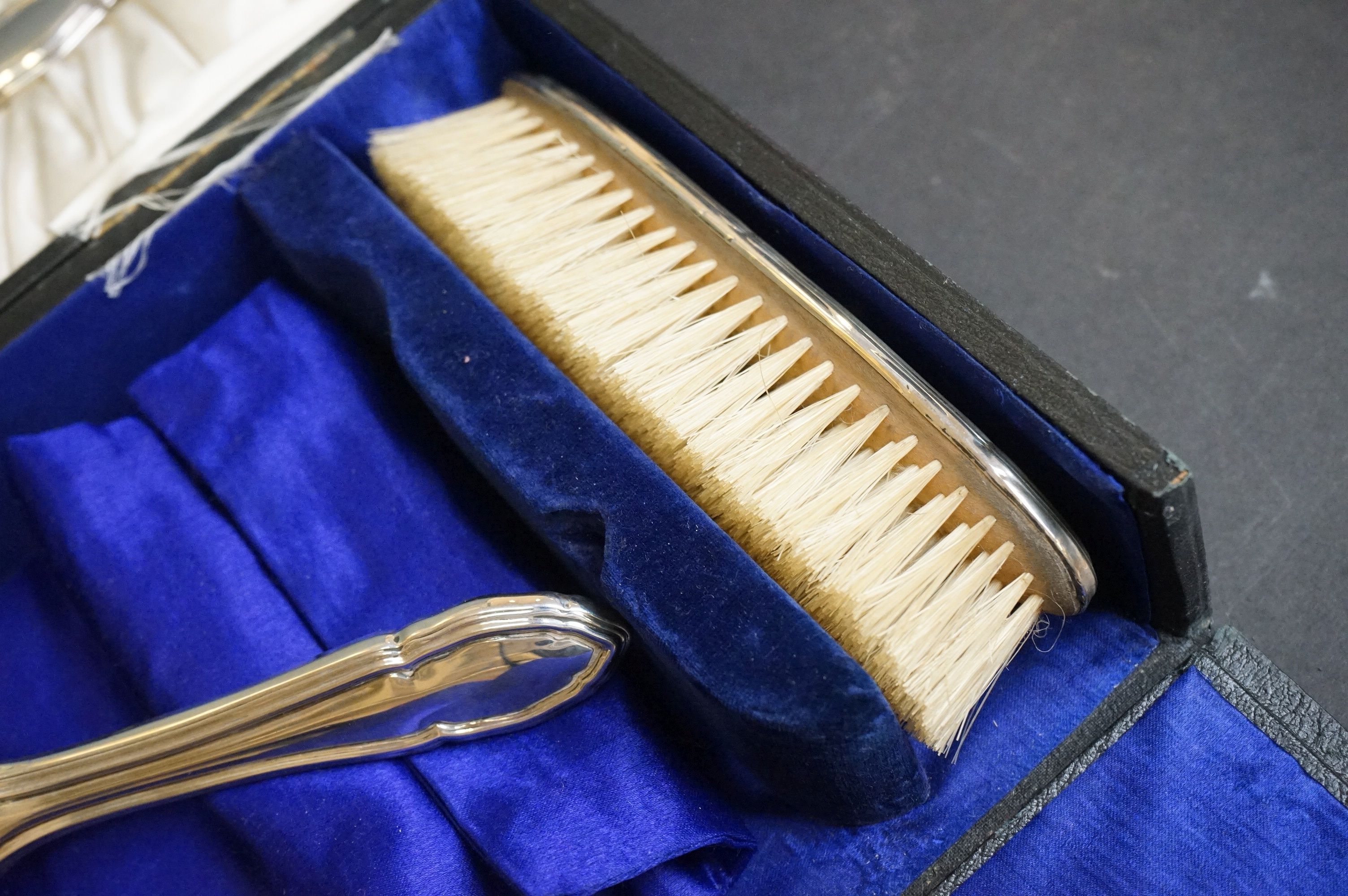 A Gorham Manufacturing Co sterling silver vanity brush & mirror set in original fitted box - Image 5 of 9