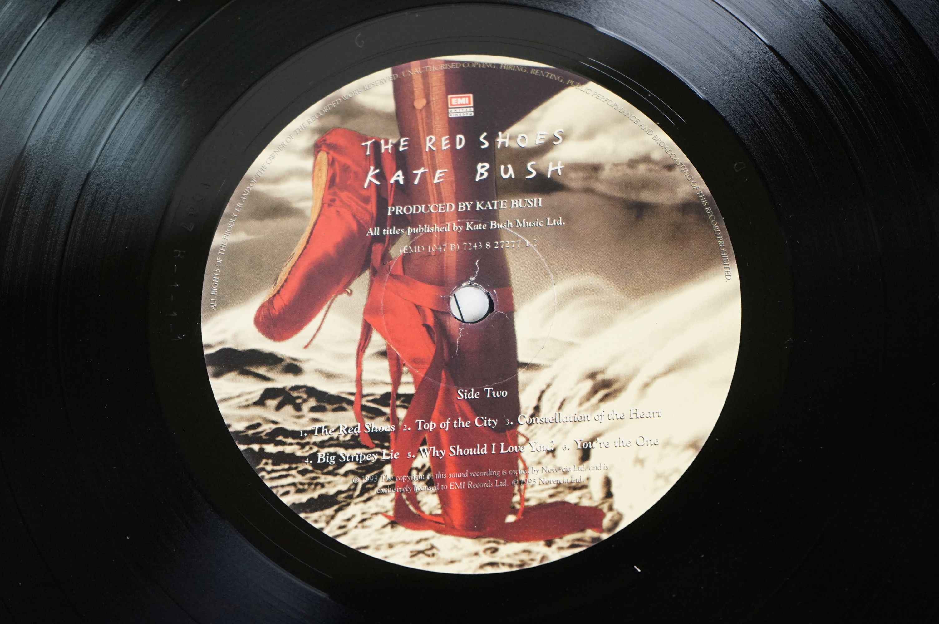 Vinyl - Kate Bush The Red Shoes LP EMD1047 with lyric inner, sleeve and vinyl ex - Image 3 of 5