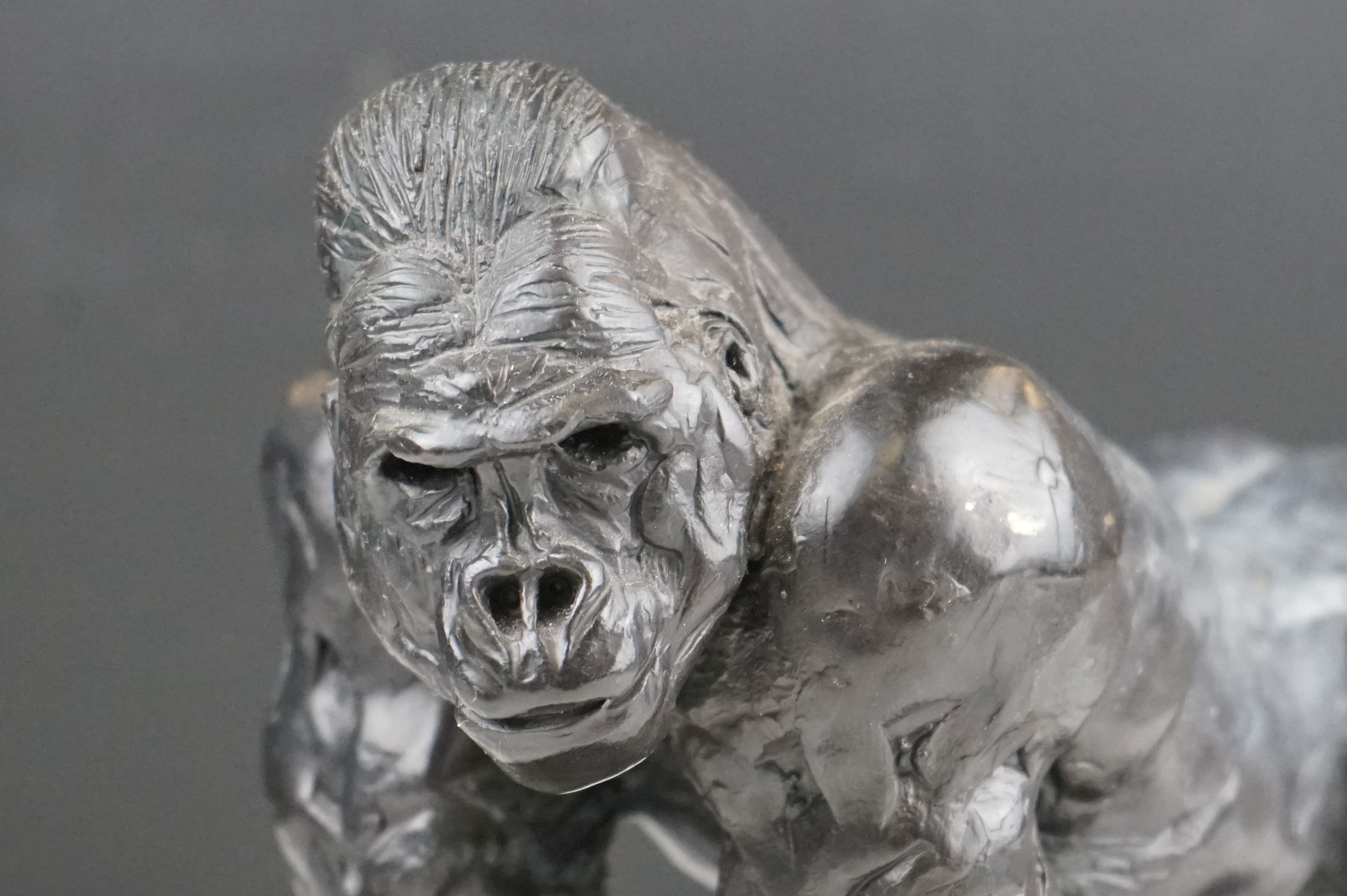 Bronze figure of a male gorilla, 21 cm long x 12 depth x 12 cm tall, signed and number 9/12 signed - Image 7 of 7