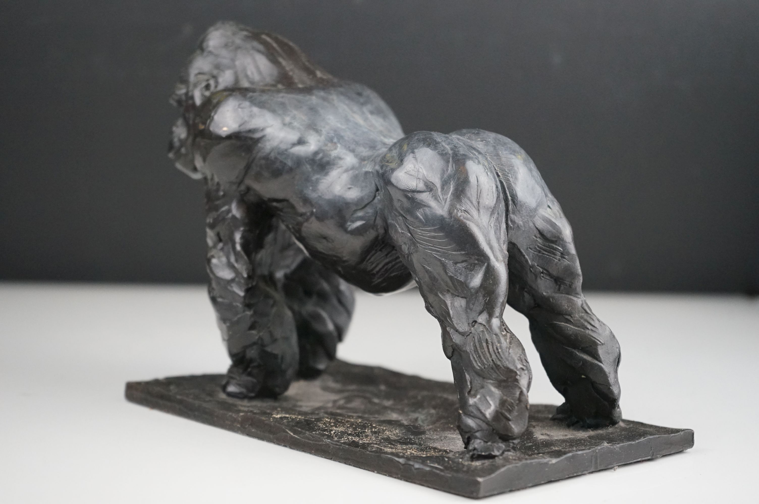 Bronze figure of a male gorilla, 21 cm long x 12 depth x 12 cm tall, signed and number 9/12 signed - Image 4 of 7