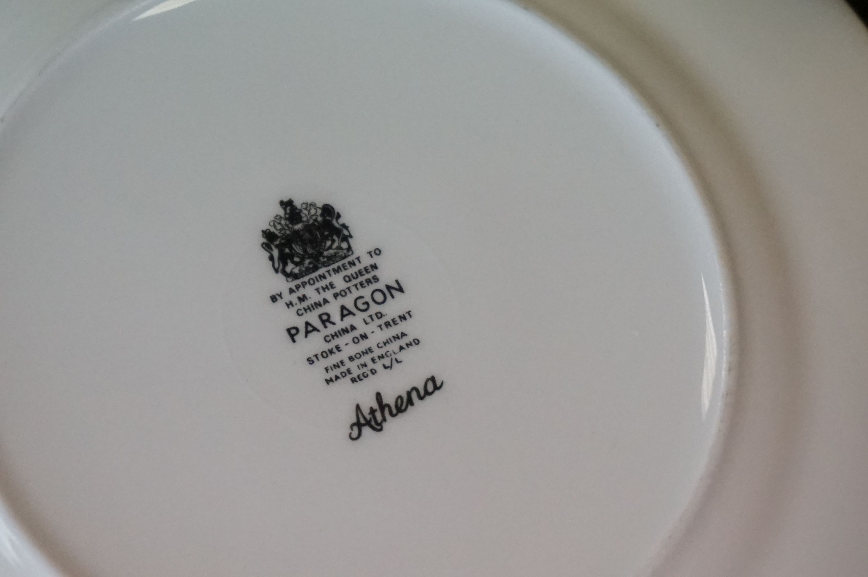 A Paragon Athena pattern china part dinner / tea service with gilt decoration. - Image 7 of 7