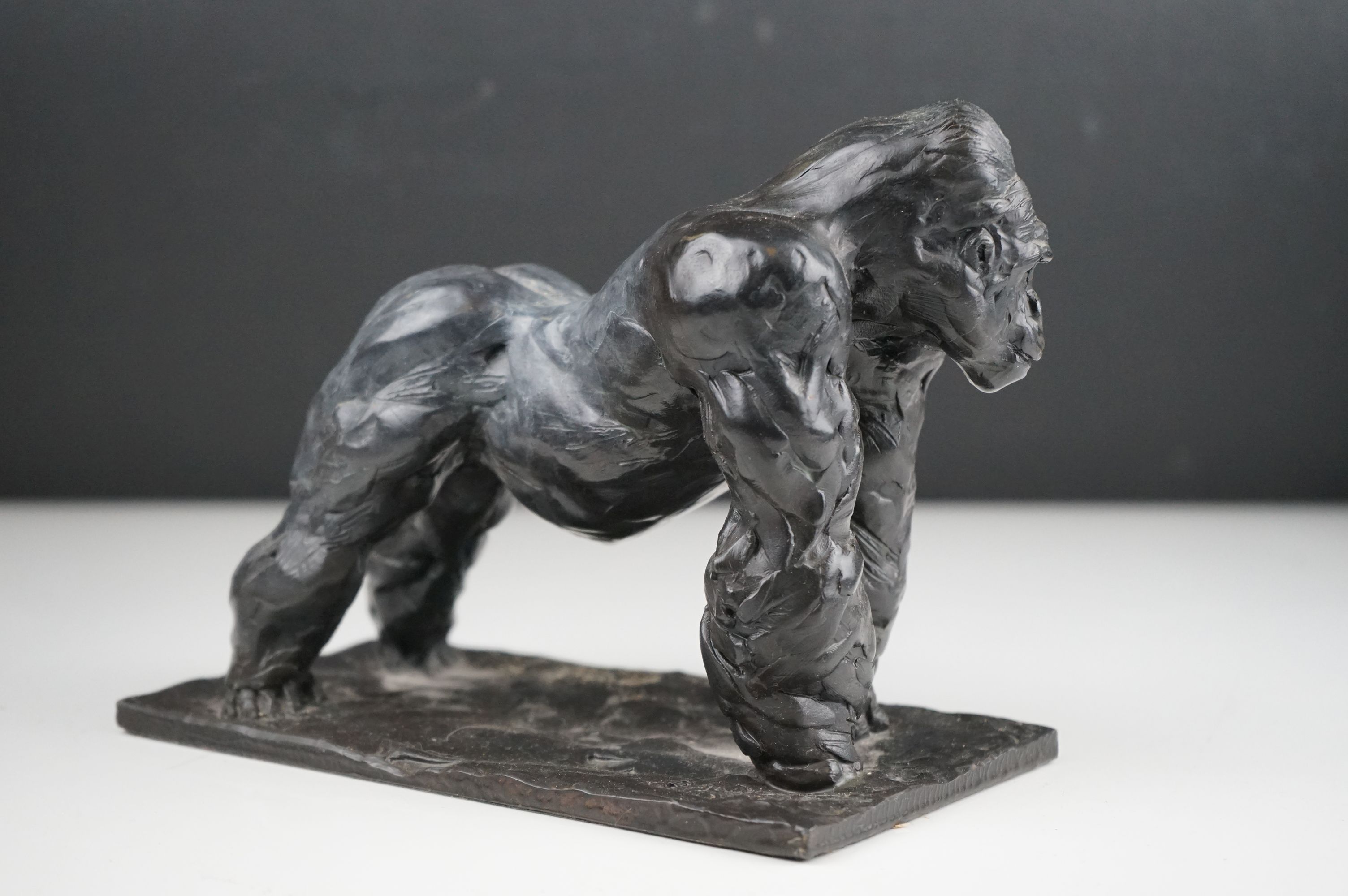 Bronze figure of a male gorilla, 21 cm long x 12 depth x 12 cm tall, signed and number 9/12 signed - Image 2 of 7