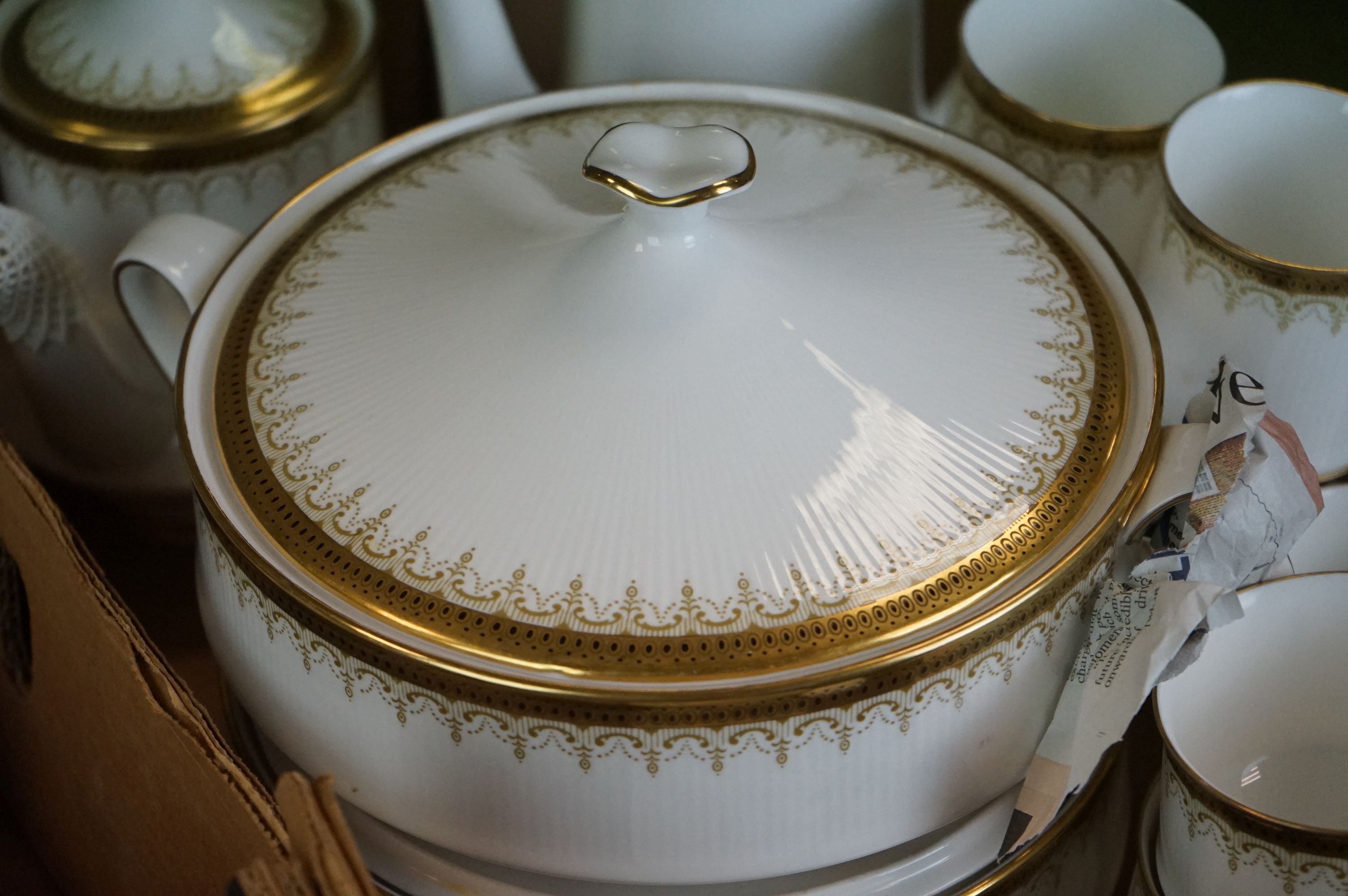 A Paragon Athena pattern china part dinner / tea service with gilt decoration. - Image 3 of 7
