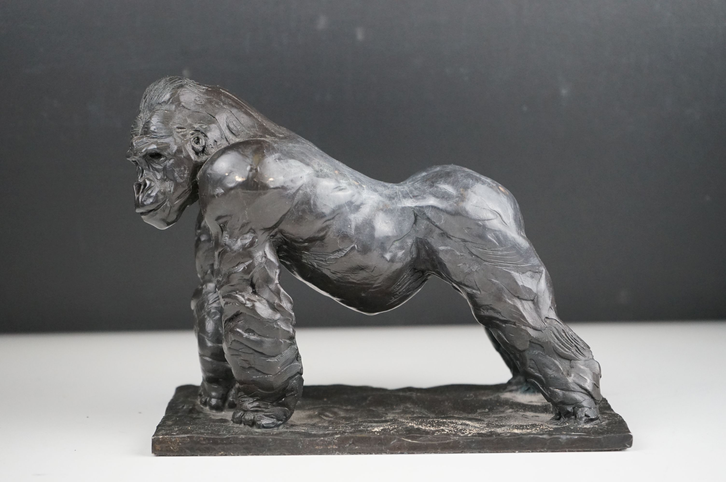 Bronze figure of a male gorilla, 21 cm long x 12 depth x 12 cm tall, signed and number 9/12 signed - Image 5 of 7
