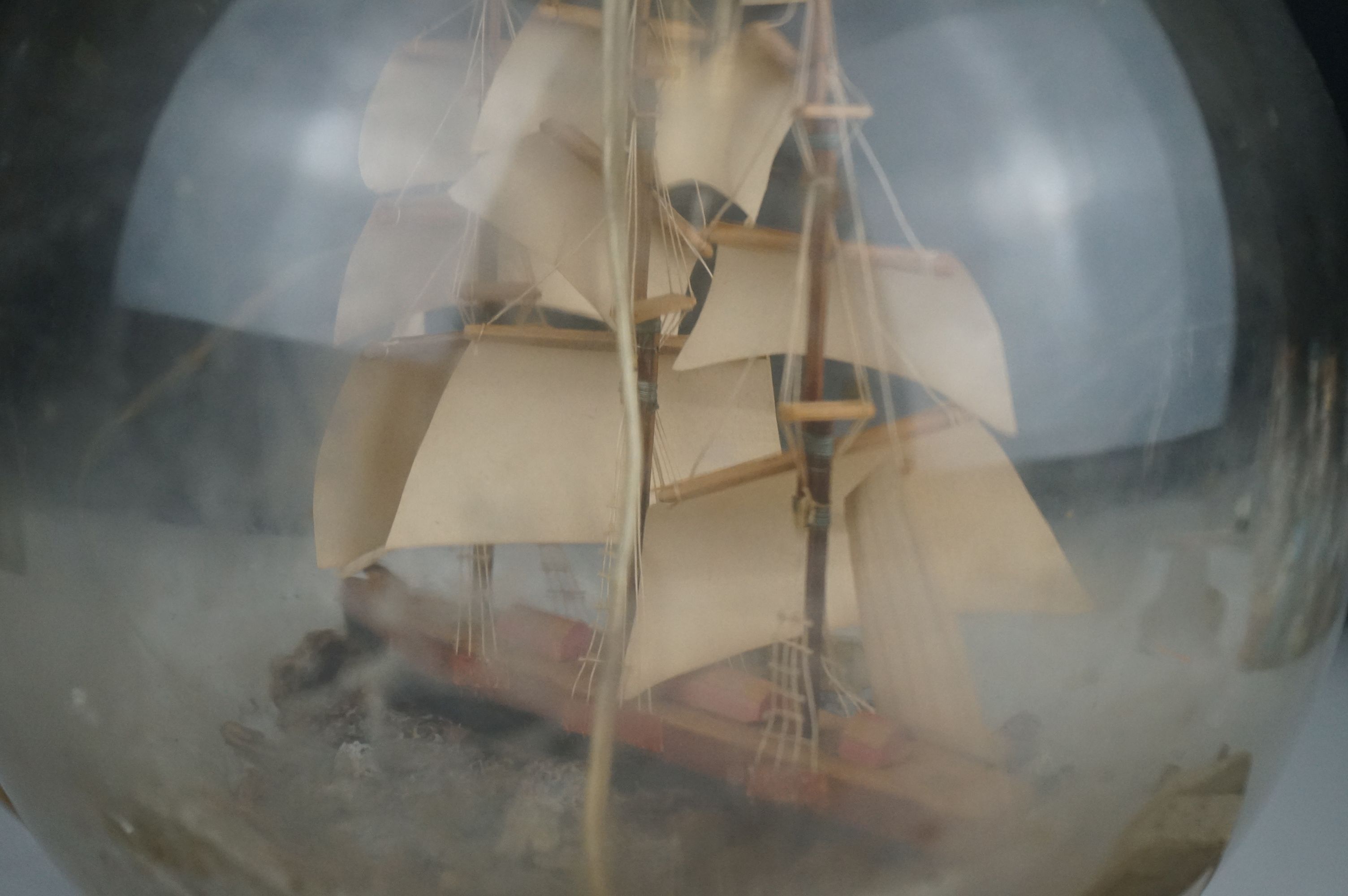 Ships in a bottle style Double gourd glass lamp with model ship to each gourd, 43 cm tall. - Image 4 of 11