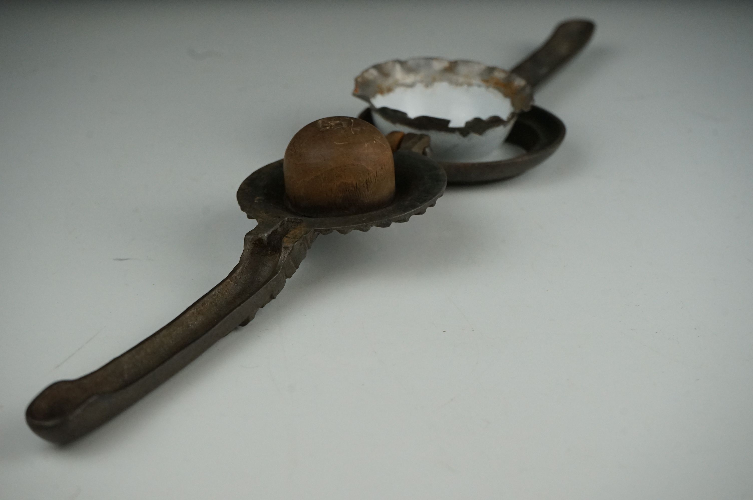 An early 20th century cast iron Lemon Squeezer with insert. - Image 3 of 6