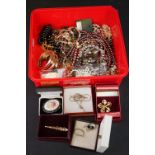 Quantity of costume jewellery