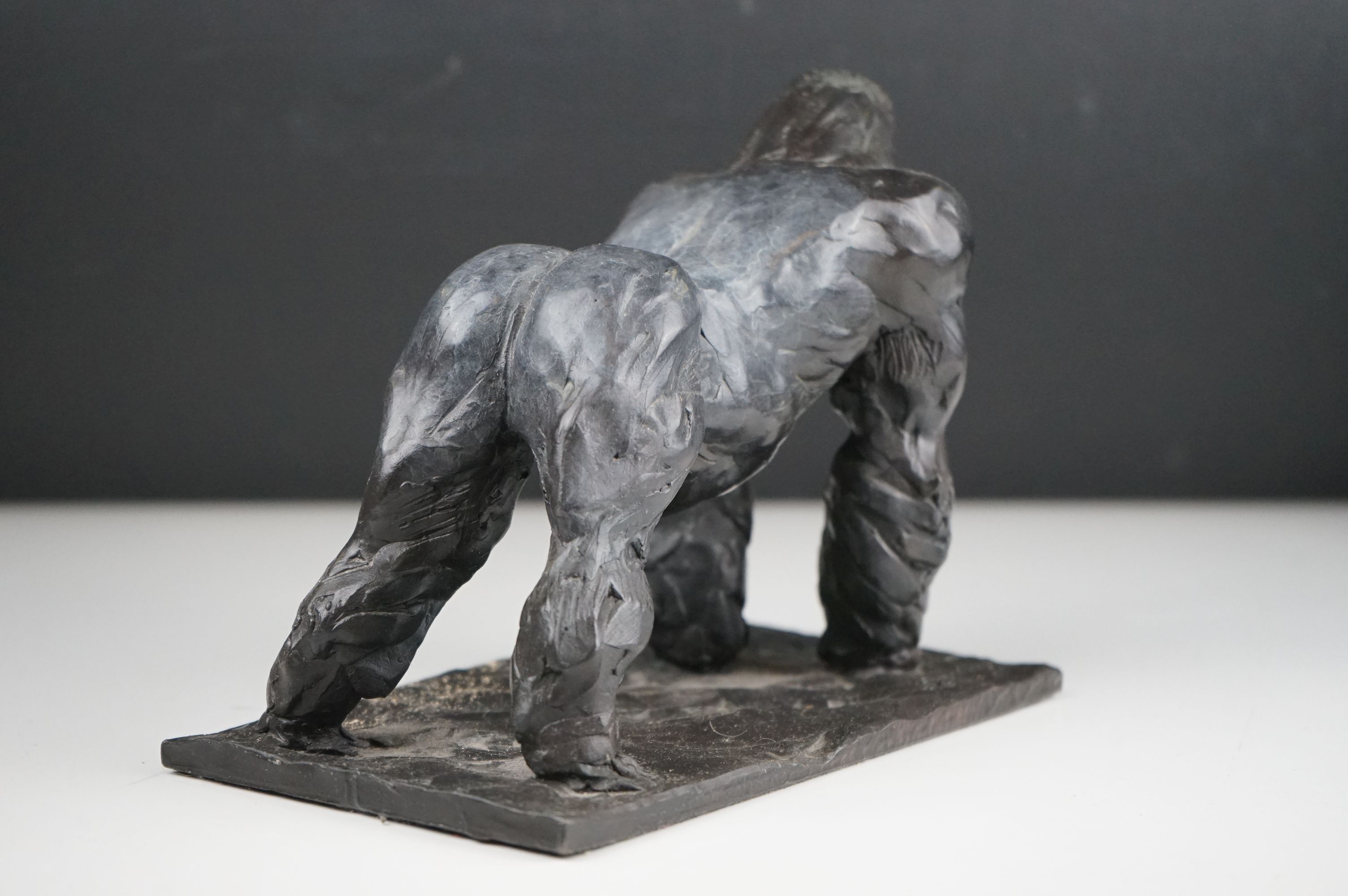 Bronze figure of a male gorilla, 21 cm long x 12 depth x 12 cm tall, signed and number 9/12 signed - Image 3 of 7