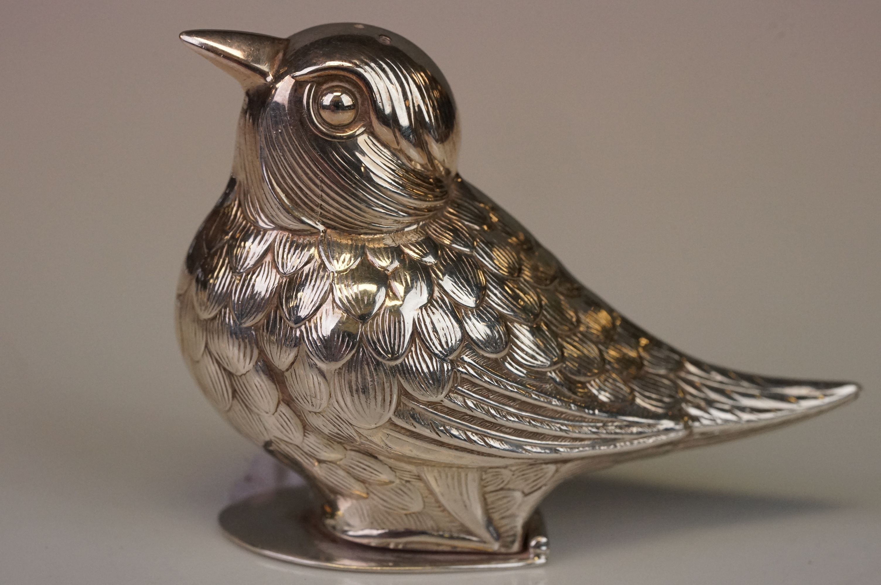 Pair of white metal bird condiment shakers - Image 3 of 3