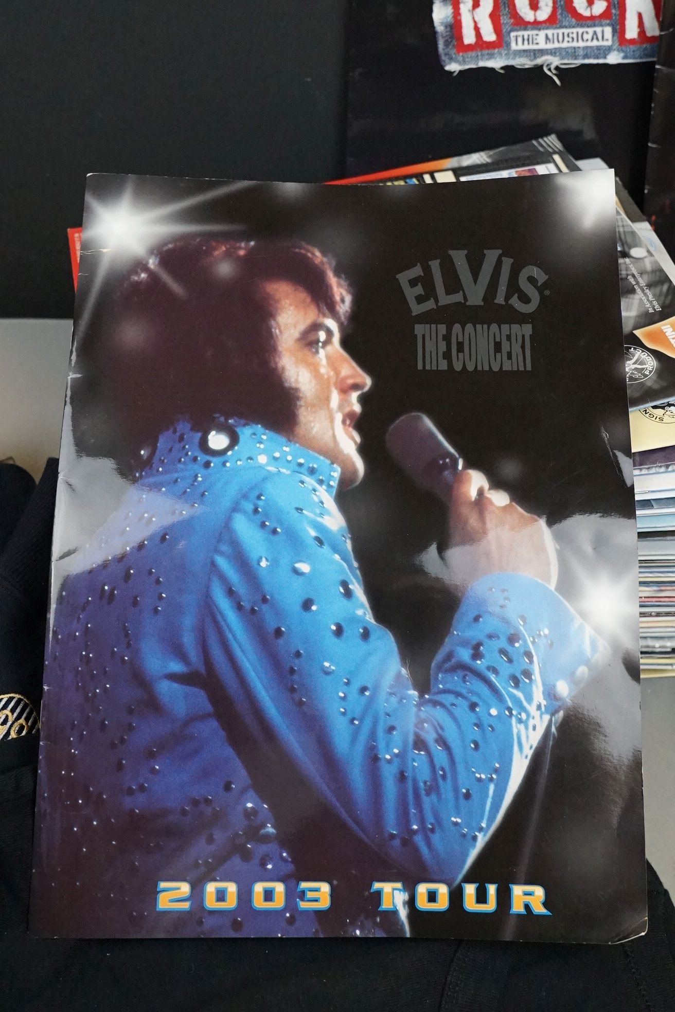 Box of Elvis Presley memorabilia, to include books, programmes, tee shirts etc - Image 10 of 14