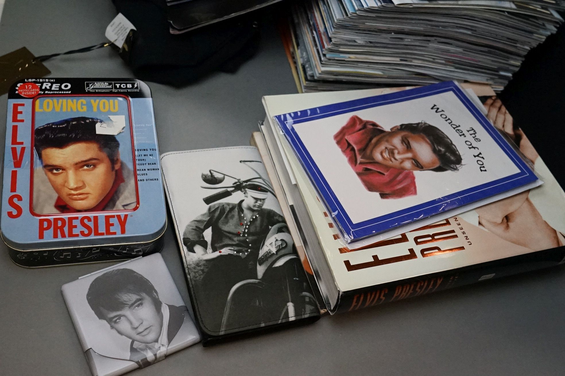 Box of Elvis Presley memorabilia, to include books, programmes, tee shirts etc - Image 13 of 14