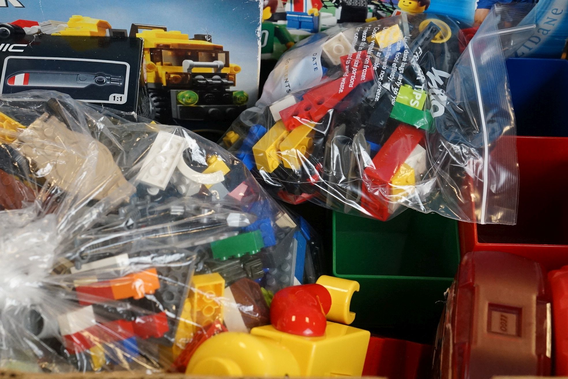 Box of assorted Lego, loose and in kits, to include Football 3409, alarm clocks etc - Image 5 of 9