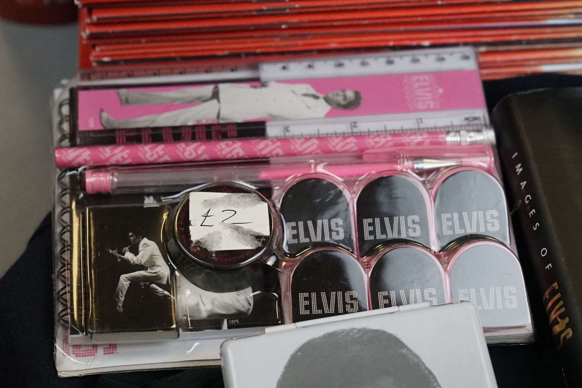Box of Elvis Presley memorabilia, to include books, programmes, tee shirts etc - Image 2 of 14