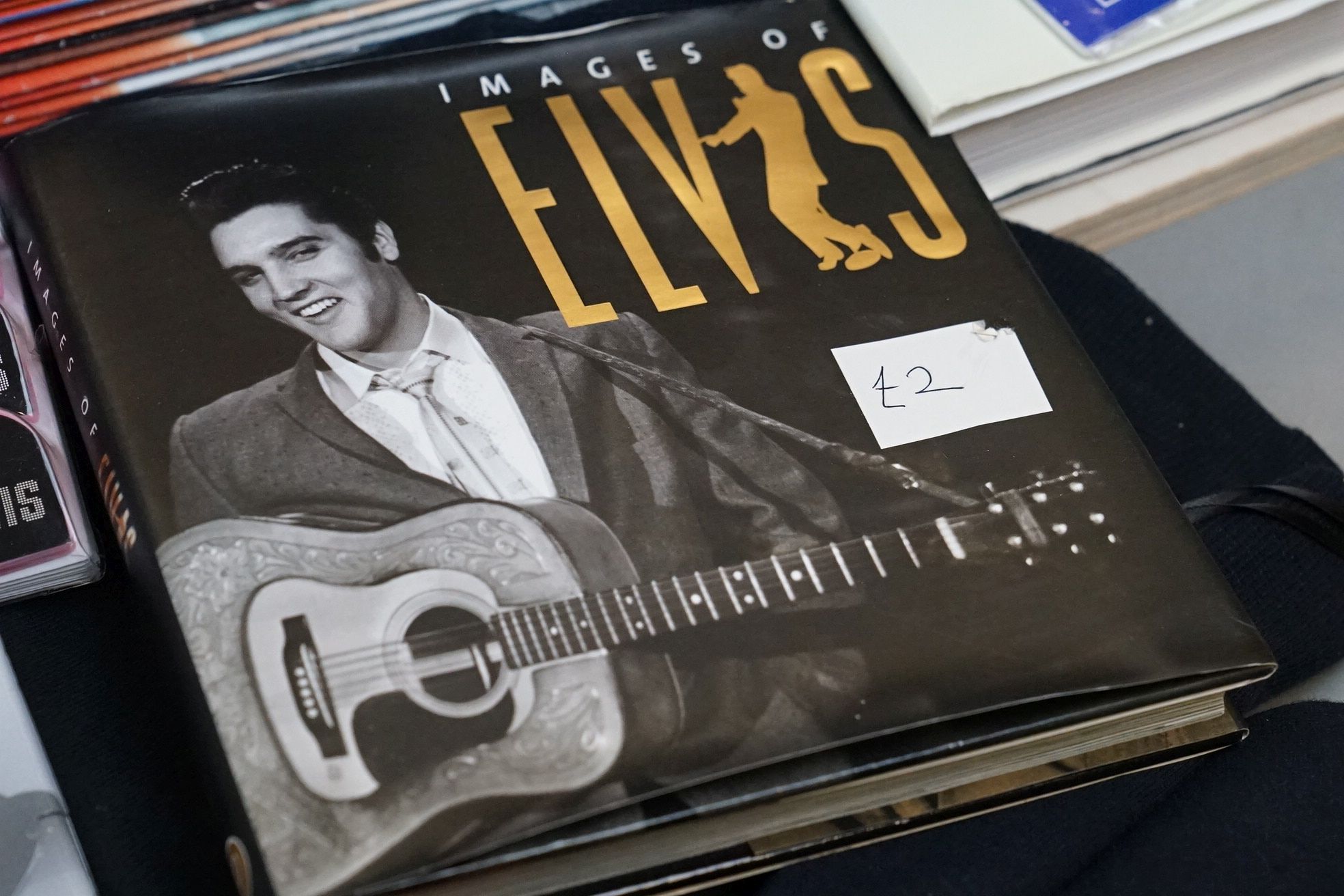 Box of Elvis Presley memorabilia, to include books, programmes, tee shirts etc - Image 4 of 14