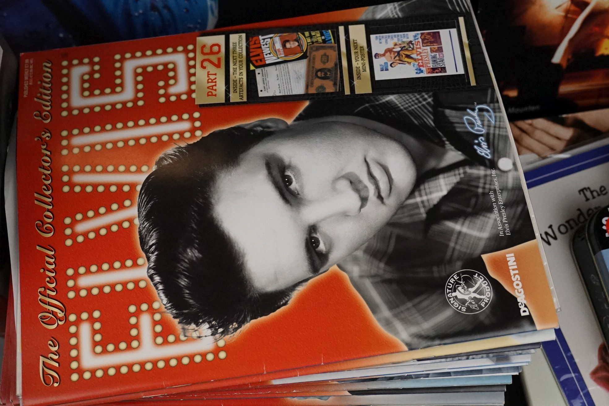 Box of Elvis Presley memorabilia, to include books, programmes, tee shirts etc - Image 8 of 14