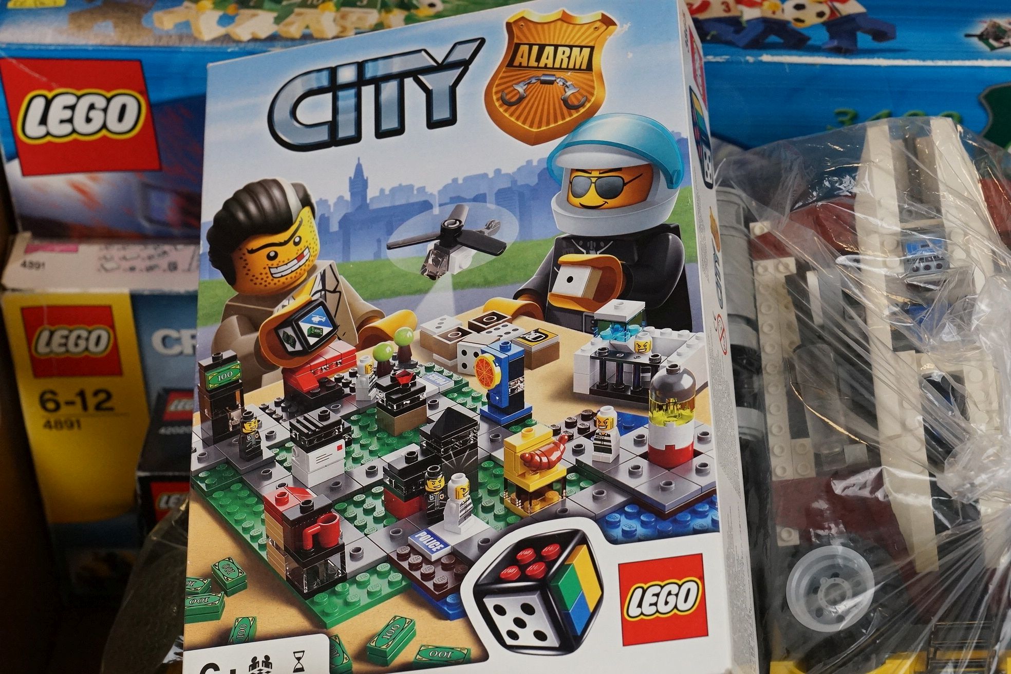 Box of assorted Lego, loose and in kits, to include Football 3409, alarm clocks etc - Image 6 of 9