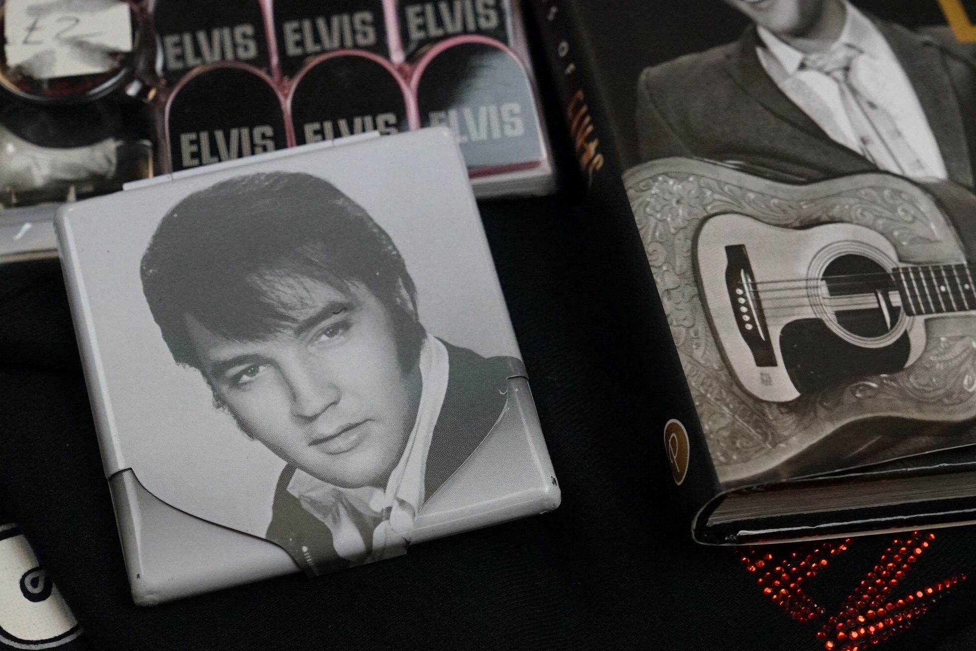 Box of Elvis Presley memorabilia, to include books, programmes, tee shirts etc - Image 3 of 14