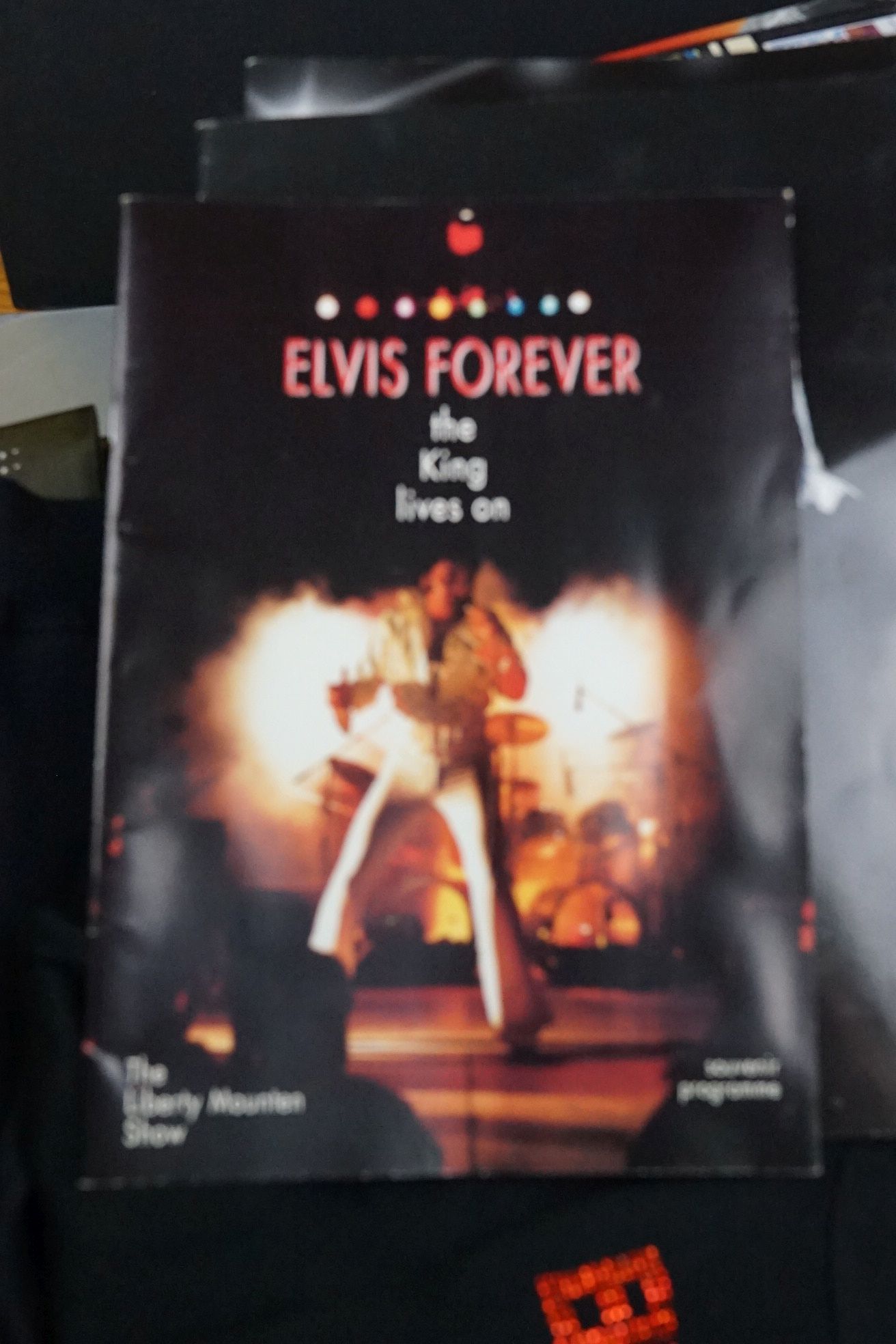 Box of Elvis Presley memorabilia, to include books, programmes, tee shirts etc - Image 12 of 14