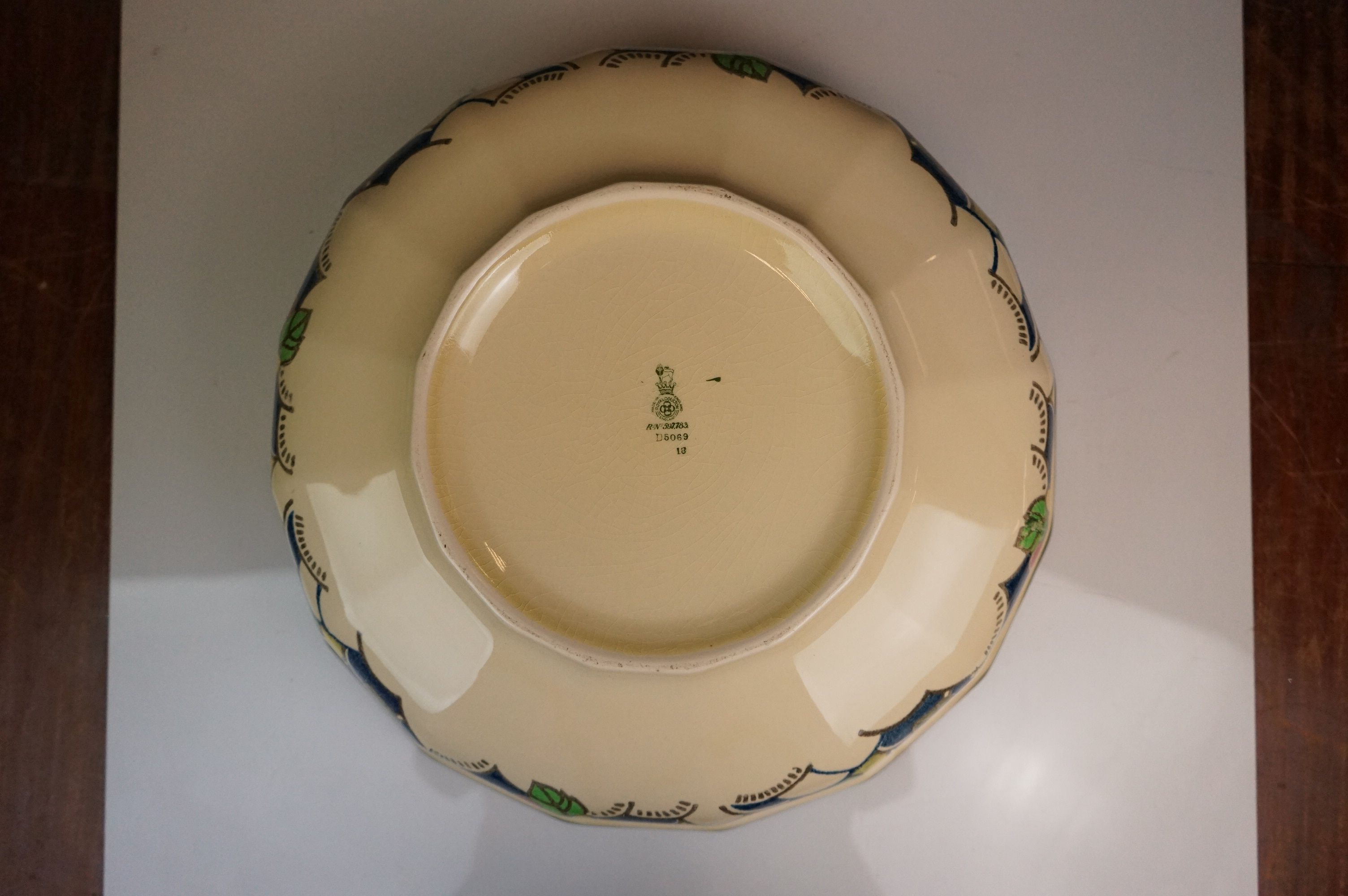 A vintage Art Deco Royal Doulton wash jug and basin with registration mark to base. - Image 4 of 10