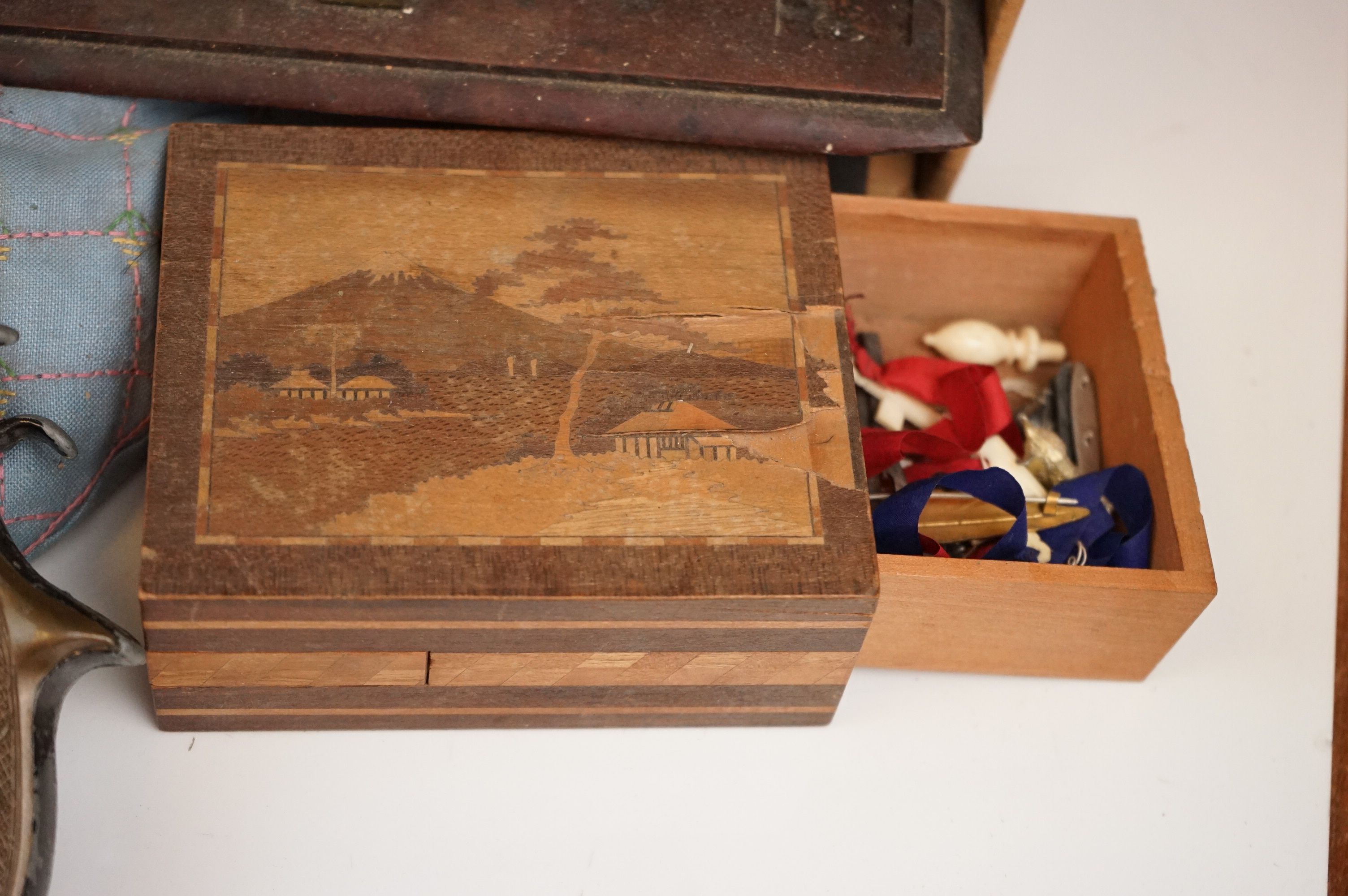 A box of mixed collectables to include antique chess pieces, coins, badges, boxes and vintage - Image 4 of 11